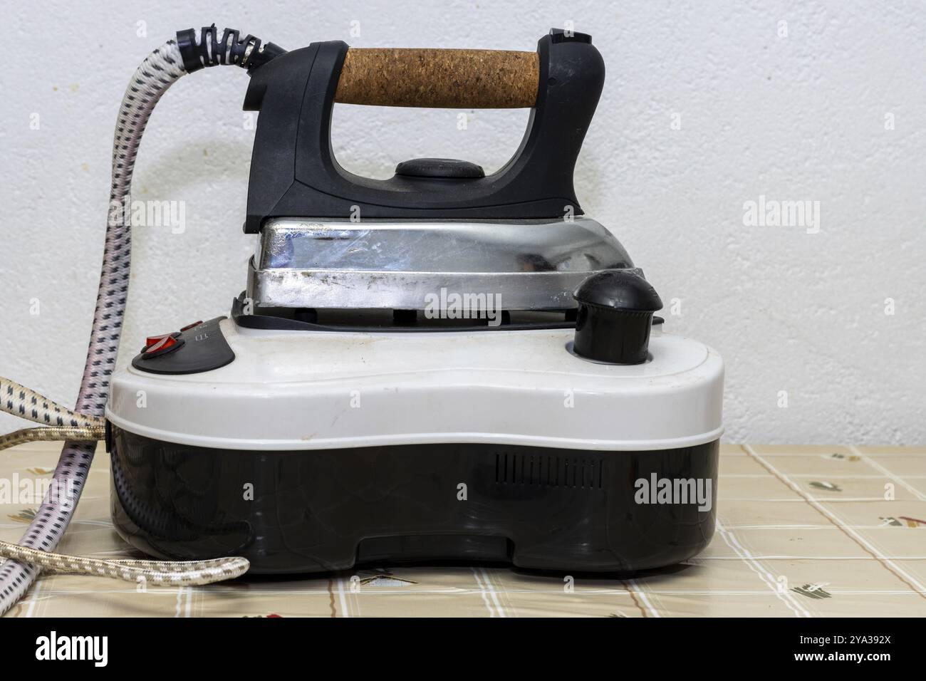 Gros plan d'une vieille planche à repasser. objets typiques du village Banque D'Images