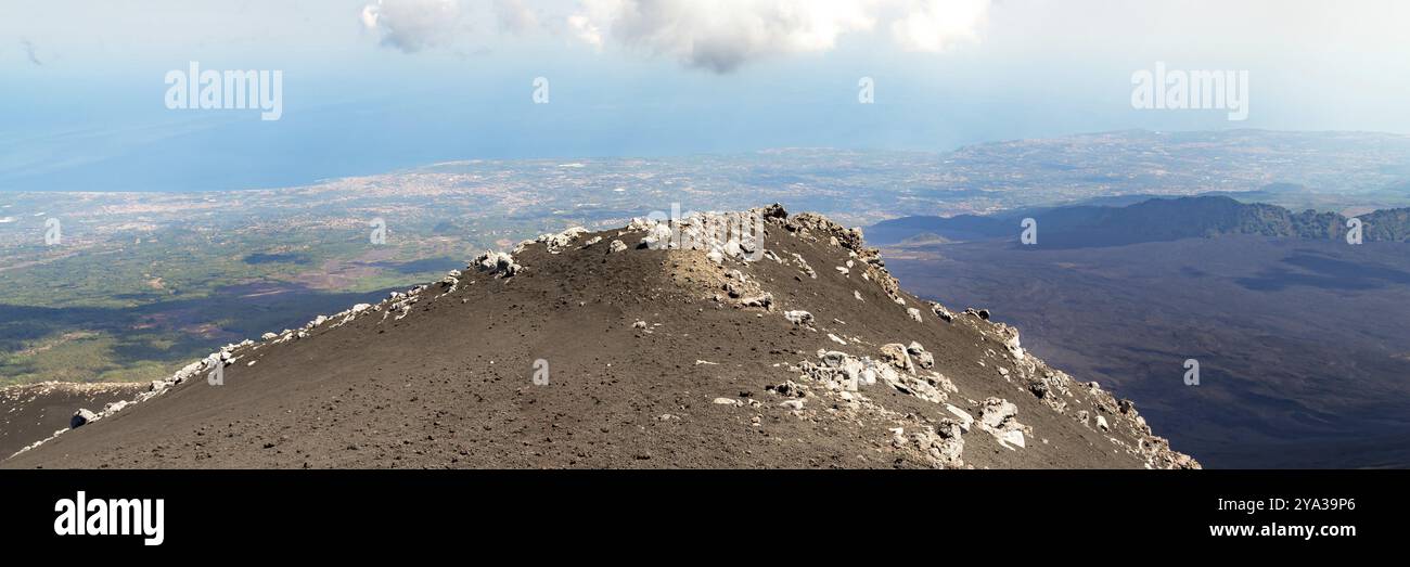 Mont Etna en Italie, Sicile. Grimpez le volcan Etna jusqu'au sommet. Europe. Bande de bannière avec espace de copie Banque D'Images