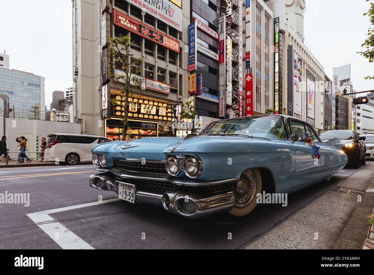 TOKYO, JAPON, 12 MAI 2019, Une voiture américaine classique près de Shibuya Crossing et Tower Records, dans le centre de Tokyo, Japon, Asie Banque D'Images