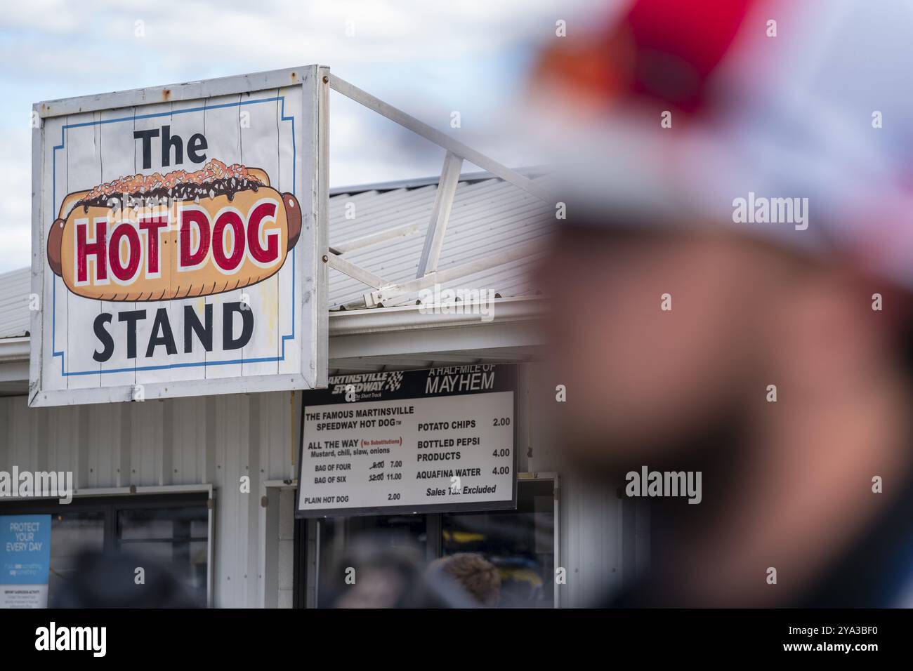 Le Hot Dog se tient sur le terrain du Martinsville Speedway alors que la piste accueille le long John Silver's 200 à Martinsville, va, États-Unis, Amérique du Nord Banque D'Images