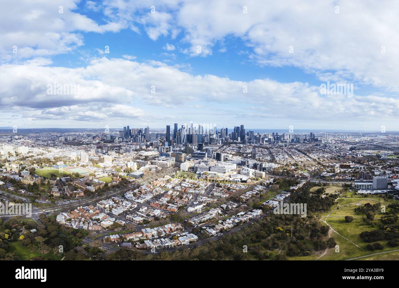 Vue aérienne des gratte-ciel de Melbourne par une fraîche journée d'hiver depuis Parkville dans le Victoria, Australie, Océanie Banque D'Images