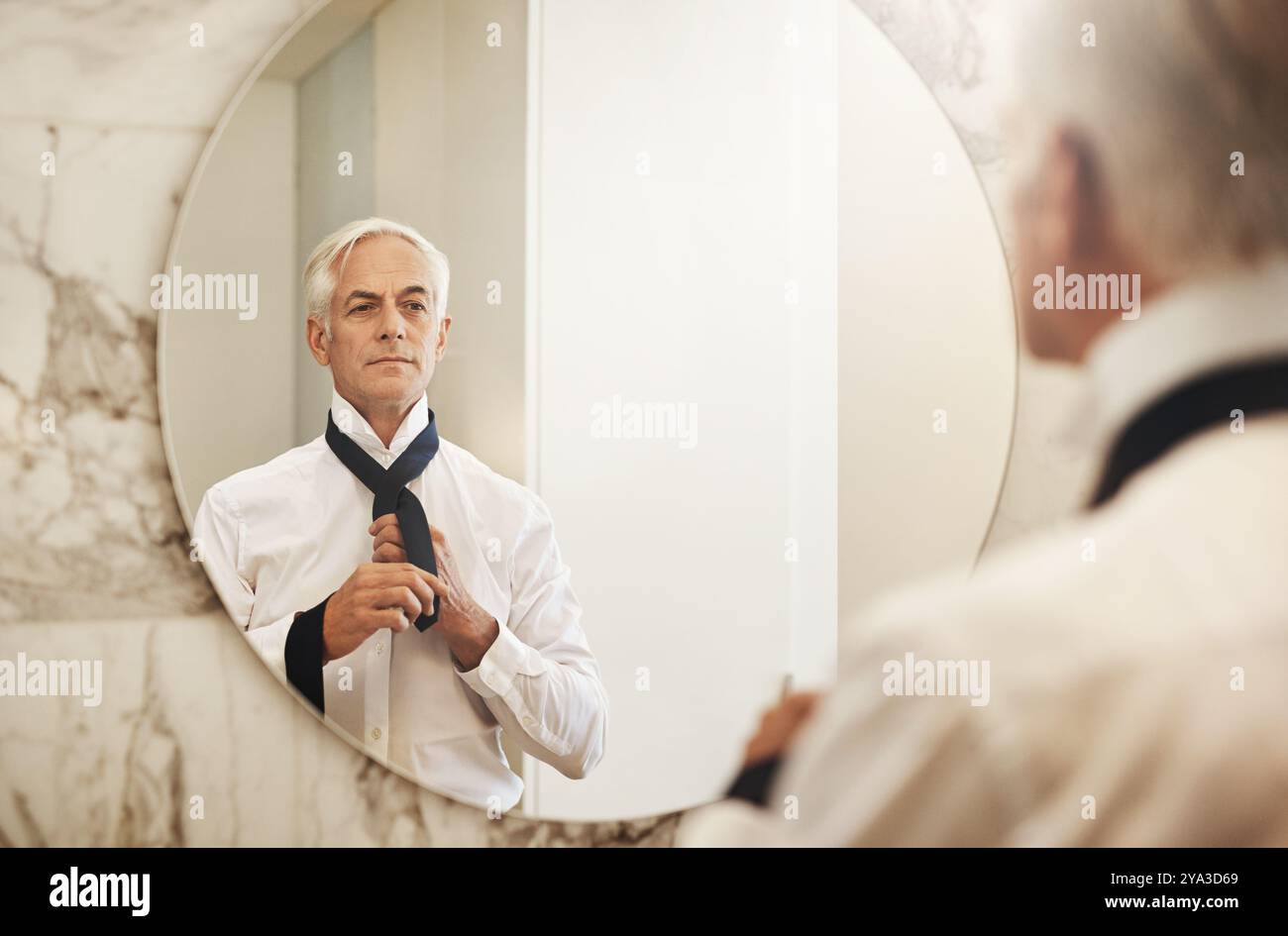 Homme mature, miroir et cravate à la maison pour la préparation, événement formel et père de mariée. Personne, essayage et réflexion dans le vestiaire pour la mode Banque D'Images