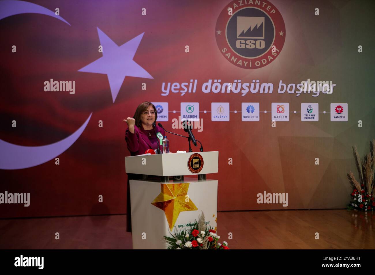 Gaziantep, Turquie. 06 octobre 2021. Le maire de la municipalité métropolitaine de Gaziantep, Fatma Sahin, prononce un discours lors de la cérémonie de remise des prix des étoiles de Gaziantep dans la ville turque de Gaziantep. Des personnalités éminentes ont assisté à la cérémonie, notamment le président de l'Union des chambres et bourses de produits de Turquie (TOBB), Rifat Hisarcıklıoğlu, le gouverneur de Gaziantep, Davut Gul, et le président de la Chambre d'industrie de Gaziantep, Adnan Unverdi. Au cours de la cérémonie, organisée par la Chambre d'industrie de Gaziantep, les entreprises prospères jouant un rôle vital dans l'économie turque ont reçu un prix Banque D'Images