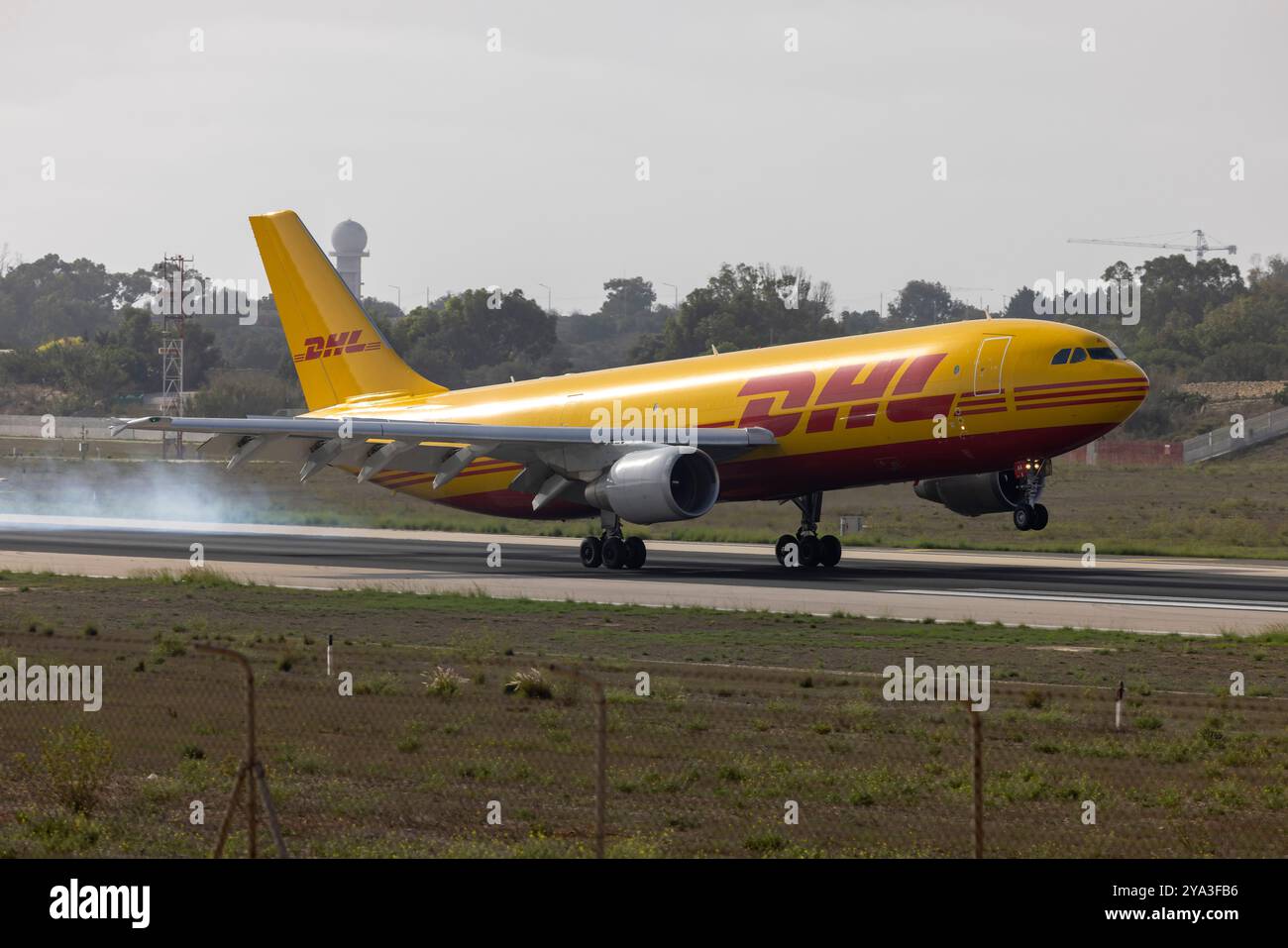 DHL (European Air transport - EAT) Airbus A300B4-622R(F) (REG : d-AEAA) remplaçant la cargaison 757 habituelle. Banque D'Images