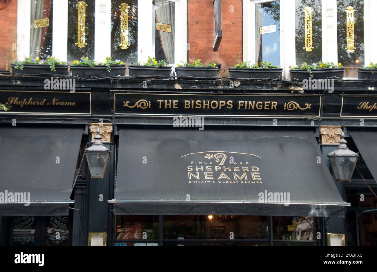 The Bishop's Finger, Smithfield, ville de Londres, Angleterre, Royaume-Uni - Pub ; maison publique avec restaurant et grand choix de bières authentiques. Banque D'Images