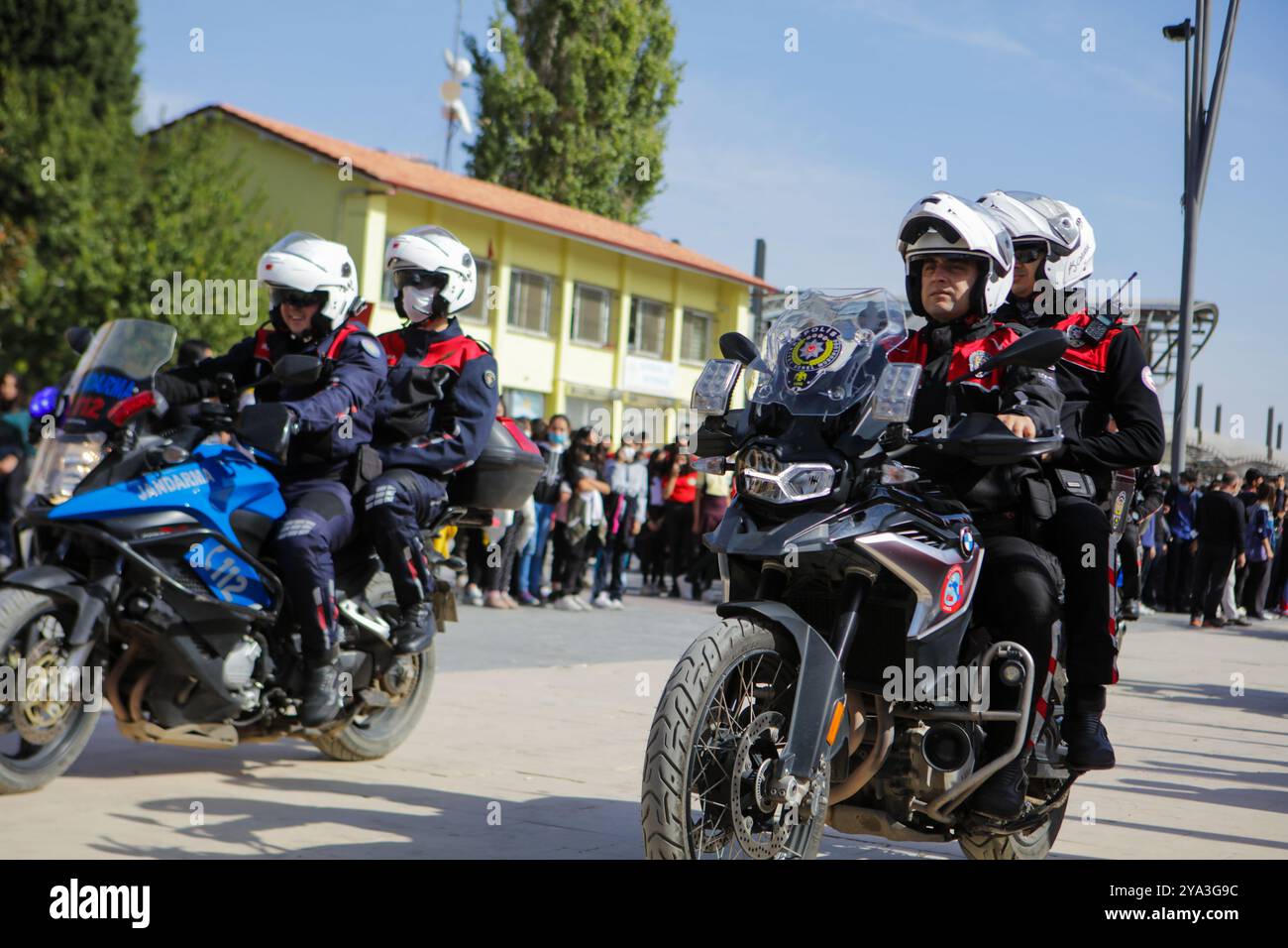 Gaziantep, Turquie. 29 octobre 2021. L'armée, la gendarmerie et les forces de police défilent dans les rues de la ville turque de Gaziantep, dans le sud du pays, pour marquer le 98e anniversaire de la fête de la République. Le jour de la République de Turquie remonte au 29 octobre 1923, lorsque Mustafa Kemal Ataturk a déclaré que la Turquie était une république. Depuis, Oct. 29 est devenu une fête nationale célébrée chaque année avec des concerts, des défilés et des feux d'artifice à travers le pays Banque D'Images