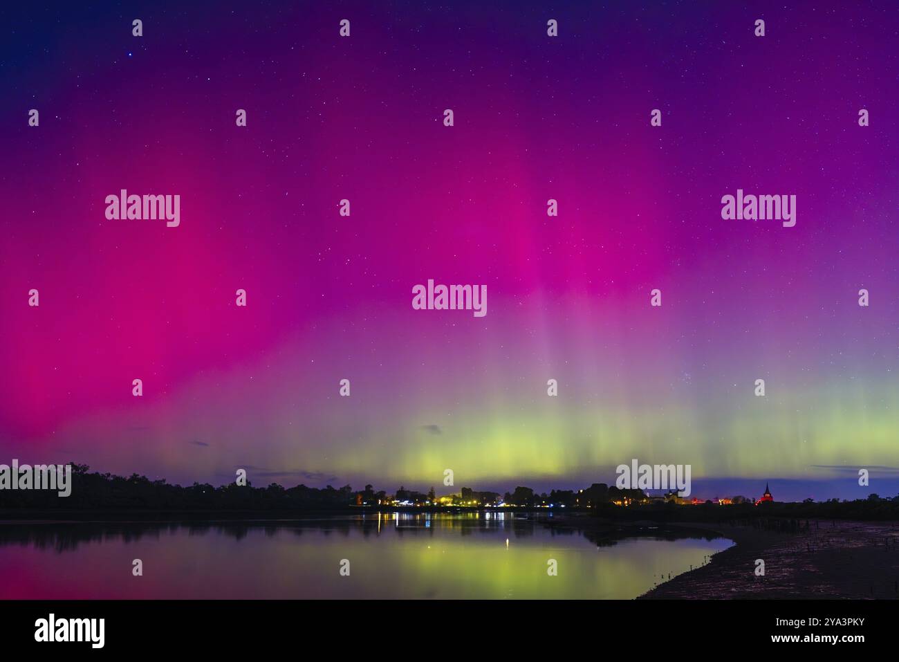 MELBOURNE, AUSTRALIE, 12 AOÛT : L'augmentation de l'activité solaire rend l'Aurora Australis visible dans les régions du sud de l'Australie. Cette image ta Banque D'Images