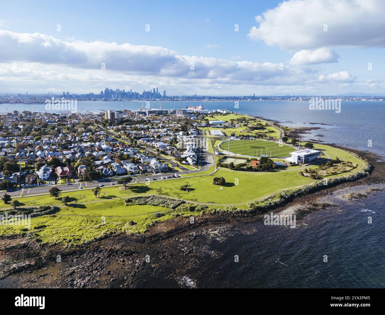 Vues aériennes sur Williamstown par une journée d'hiver claire à Melbourne, Victoria, Australie, Océanie Banque D'Images