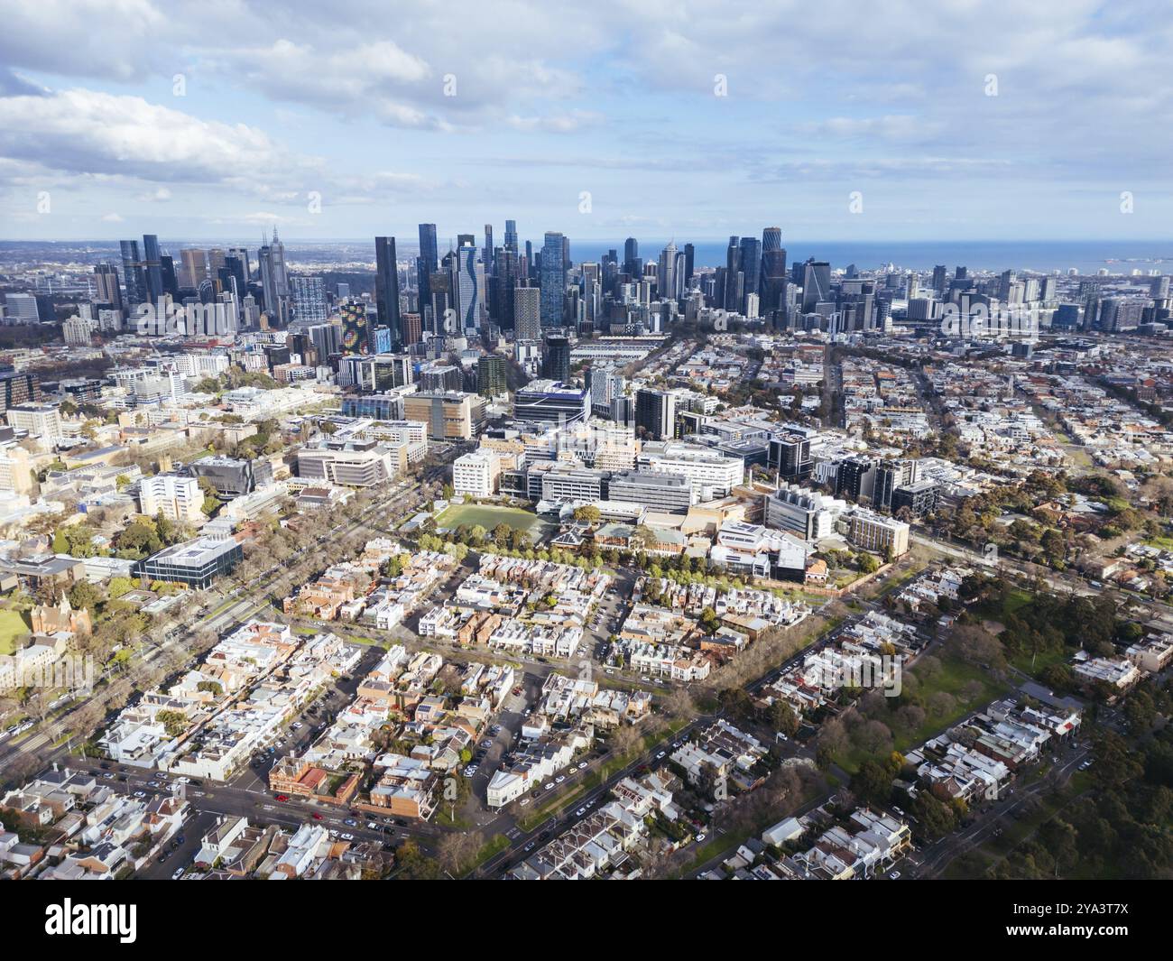 Vue aérienne des gratte-ciel de Melbourne par une fraîche journée d'hiver depuis Parkville dans le Victoria, Australie, Océanie Banque D'Images