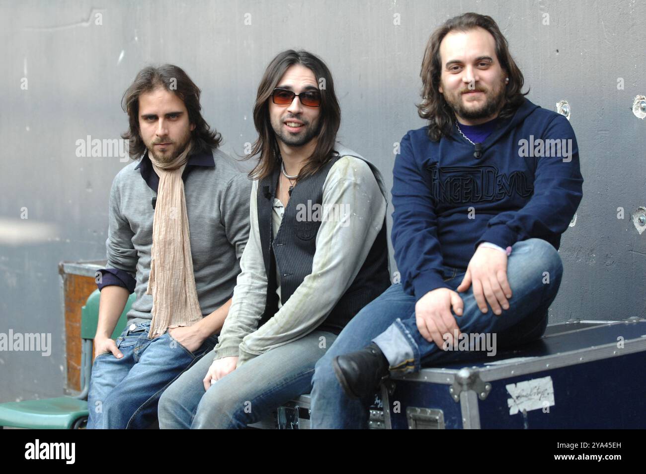 Milan Italie 23/02/2008 :le Vibrazioni,le groupe de rock italien,Francesco Sarcina chanteur,Stefano Verderi guitariste,Alessandro Deidda batteur lors de la séance photo à l'émission de télévision musicale “Scalo 76” Banque D'Images