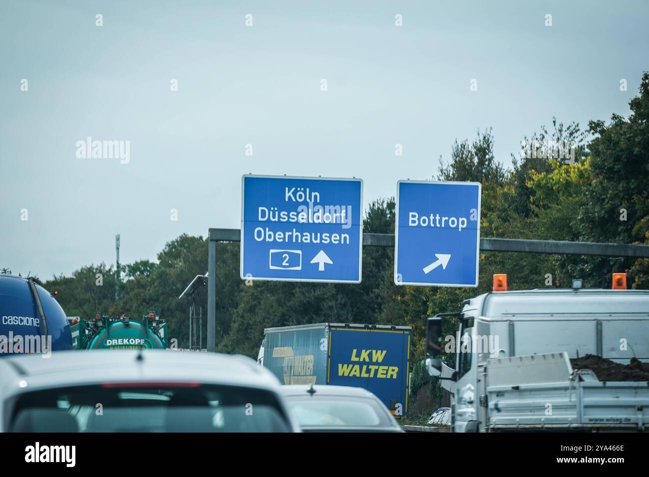 Autobahnschild, Bottrop, Köln, Düsseldorf, Oberhausen, autoroutes A2, A3, Stau, Umweltbelastung, Lärmbelastung, Verkehrsunfälle, Luftverschmutzung, Pendlerverkehr, Baustellen, Geschwindigkeitsbegrenzung, Umleitungen, Straßenschäden, Überlastung des Verkehrsnetzes, Schwerverkehr, Verkehrschaos, Infrastrukturprobleme, LKW-Verkehr, Verkehrsbehinderung, Unfallgefahr, Staus, négatif Auswirkungen auf Anwohner, Verkehrsüberwachung, Verkehrsverdichtung, Kapazitätsengpässe. *** Panneau de l'autoroute, Bottrop, Cologne, Düsseldorf, Oberhausen, autoroute A2, A3, embouteillage, pollution environnementale, pollution sonore, Banque D'Images
