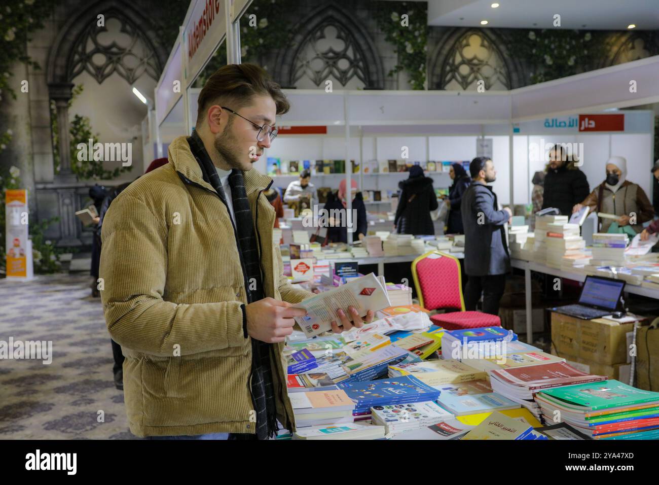 Gaziantep, Turquie. 24 décembre 2021. Une foire du livre arabe a ouvert pour la première fois dans la ville de Gaziantep, dans le sud de la Turquie. La première session de la « Foire du livre arabe Gaziantep » a été organisée par l’Association internationale des éditeurs de livres arabes, à laquelle se sont joints plus de 100 maisons d’édition, ainsi que des centres éducatifs, des institutions et des entreprises de différentes villes turques. L'exposition de livres comprend plusieurs activités, manifestations culturelles, conférences, séminaires, ainsi que des activités éducatives pour les enfants, tout en étant fréquentée par des personnalités du monde culturel. Le m Banque D'Images