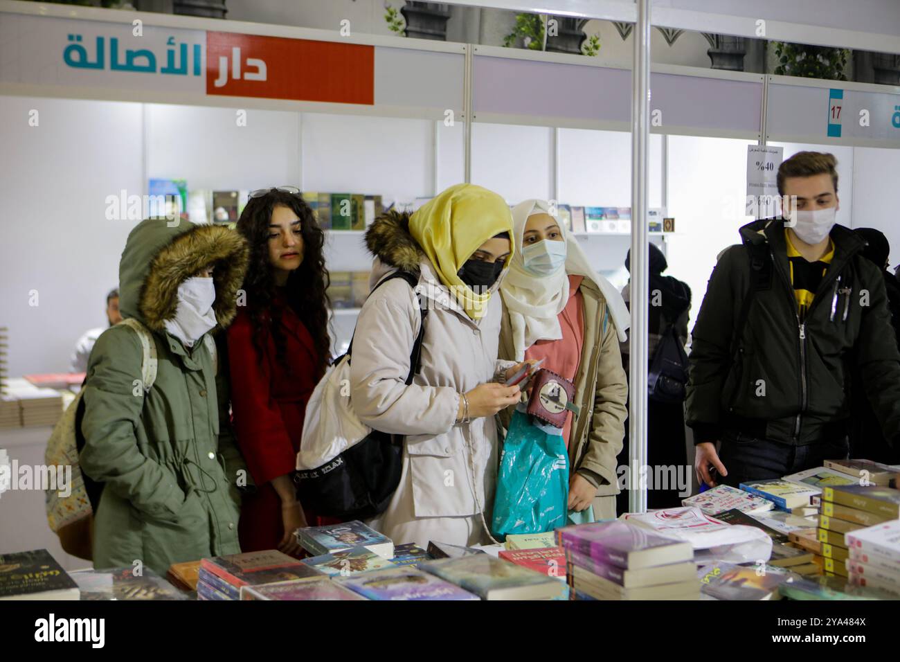 Gaziantep, Turquie. 24 décembre 2021. Une foire du livre arabe a ouvert pour la première fois dans la ville de Gaziantep, dans le sud de la Turquie. La première session de la « Foire du livre arabe Gaziantep » a été organisée par l’Association internationale des éditeurs de livres arabes, à laquelle se sont joints plus de 100 maisons d’édition, ainsi que des centres éducatifs, des institutions et des entreprises de différentes villes turques. L'exposition de livres comprend plusieurs activités, manifestations culturelles, conférences, séminaires, ainsi que des activités éducatives pour les enfants, tout en étant fréquentée par des personnalités du monde culturel. Le m Banque D'Images