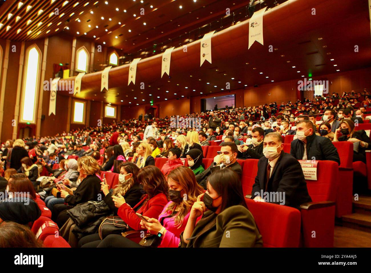 Gaziantep, Turquie. 23 décembre 2021. Le Forum G3 au Centre de congrès et d'art de la ville de Gaziantep, dans le sud de la Turquie. L’événement, qui visait à sensibiliser à l’entrepreneuriat et à diffuser la culture entrepreneuriale, a réuni des responsables turcs, des représentants d’ONG, des hommes d’affaires et des entrepreneurs. Le Forum a été accueilli par la Chambre d'industrie de Gaziantep (GSO), la Chambre de commerce de Gaziantep (GTO) et la Bourse de marchandises de Gaziantep (GTB), tout en étant coordonné par l'Union des chambres et bourses de marchandises de Turquie (TOBB) et l'Association Habitat, GEN Turquie Banque D'Images