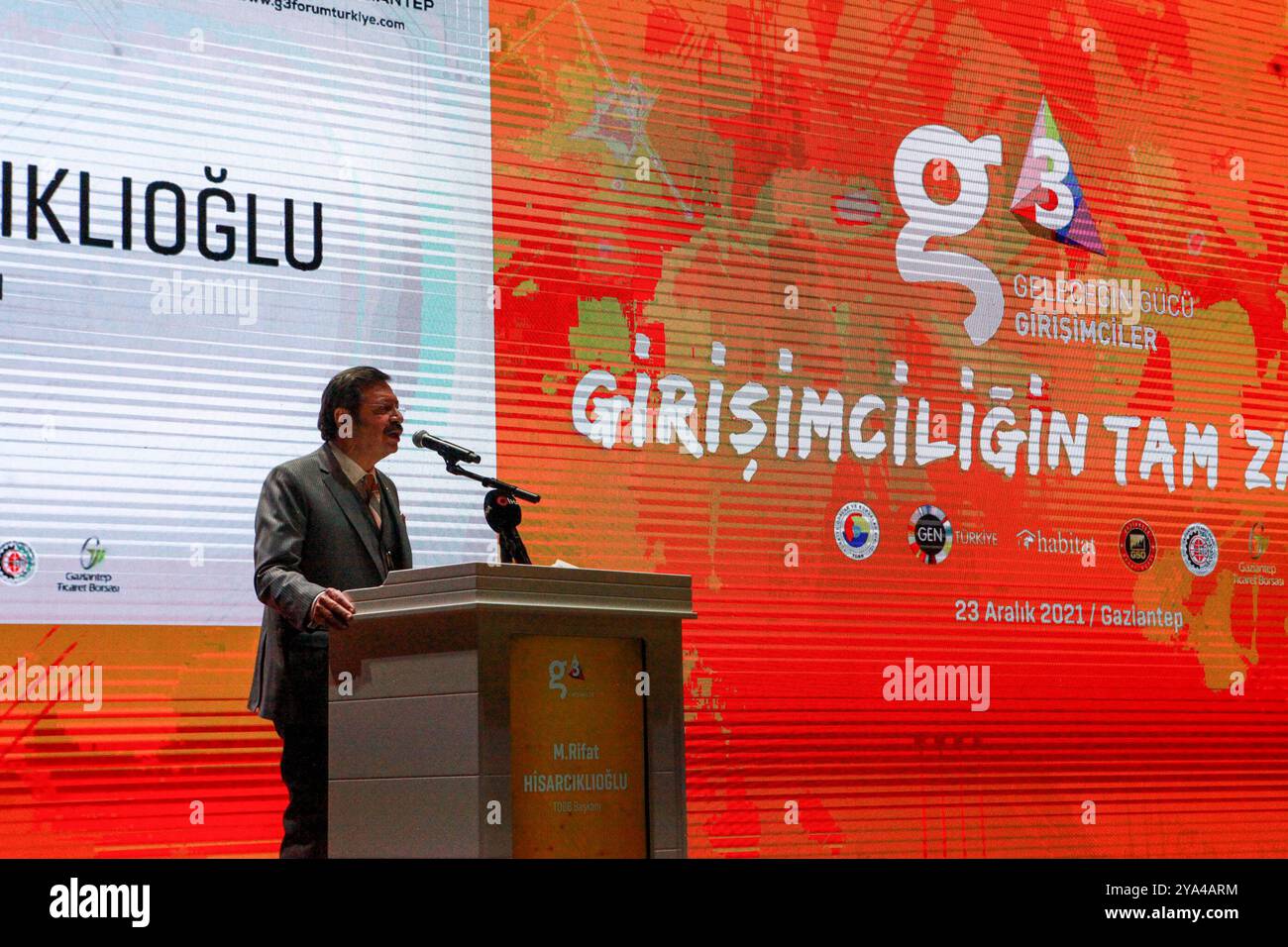 Gaziantep, Turquie. 23 décembre 2021. Le président de TOBB, Rifat Hisarcıklıoğlu, s’exprime au Forum G3 au Centre de congrès et d’art de la ville de Gaziantep, dans le sud de la Turquie. L’événement, qui visait à sensibiliser à l’entrepreneuriat et à diffuser la culture entrepreneuriale, a réuni des responsables turcs, des représentants d’ONG, des hommes d’affaires et des entrepreneurs. Le Forum a été accueilli par la Chambre d'industrie de Gaziantep (GSO), la Chambre de commerce de Gaziantep (GTO) et la Bourse de marchandises de Gaziantep (GTB), tout en étant coordonné par l'Union des chambres et bourses de marchandises de Turquie (TOBB) et Ha Banque D'Images