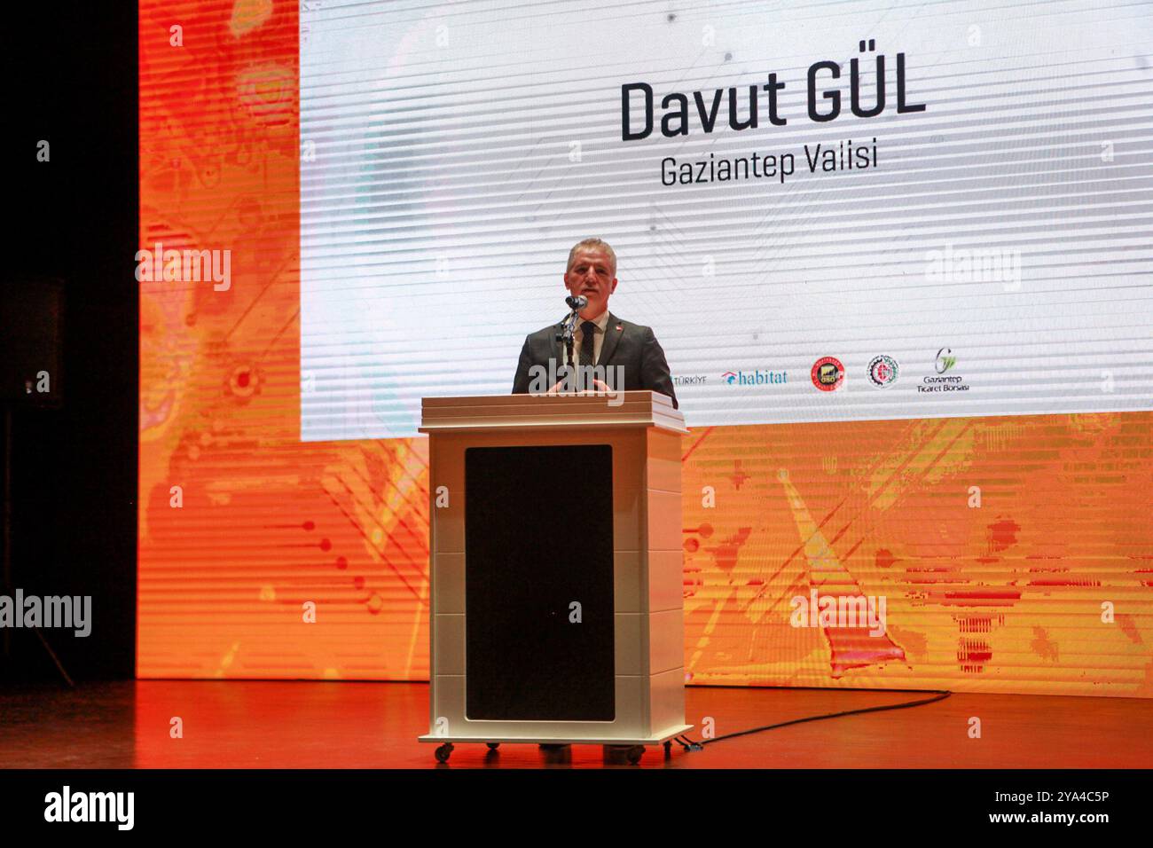 Gaziantep, Turquie. 23 décembre 2021. Davut Gul, gouverneur de Gaziantep, intervient lors du Forum G3 au Centre des congrès et des arts de la ville de Gaziantep, dans le sud de la Turquie. L’événement, qui visait à sensibiliser à l’entrepreneuriat et à diffuser la culture entrepreneuriale, a réuni des responsables turcs, des représentants d’ONG, des hommes d’affaires et des entrepreneurs. Le Forum a été accueilli par la Chambre d'industrie de Gaziantep (GSO), la Chambre de commerce de Gaziantep (GTO) et la Bourse de marchandises de Gaziantep (GTB), tout en étant coordonné par l'Union des chambres et bourses de marchandises de Turquie (TOBB) et Habitat A. Banque D'Images