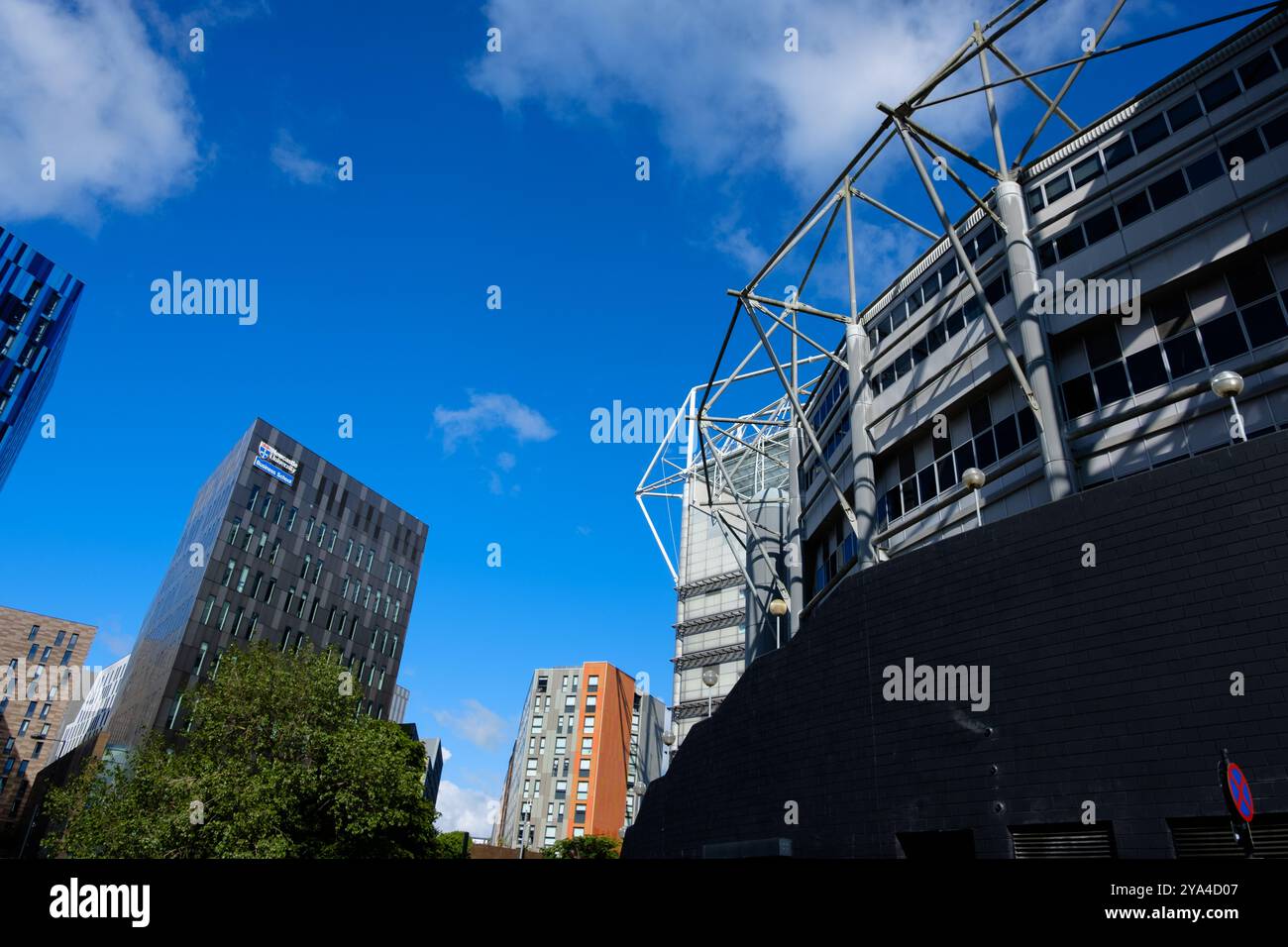 Newcastle UK : 8 juin 2024 : une vue extérieure du stand Gallowgate à St James Park et Newcastle University Banque D'Images