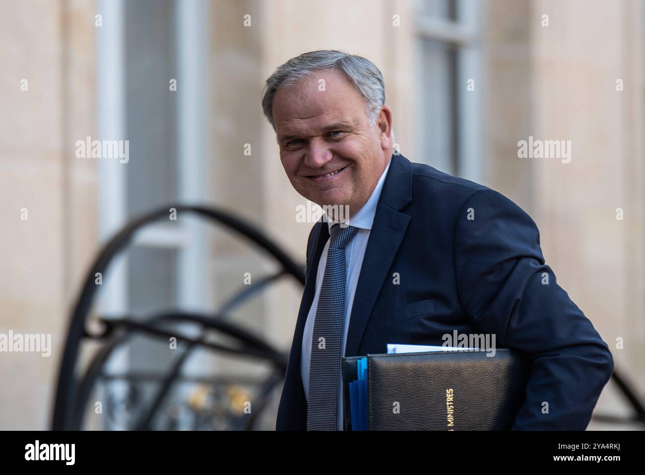 FRANCE-POLITIQUE-GOUVERNEMENT-ELYSÉE François-Noel buffet, ministre auprès du premier ministre, chargé de l'outre-mer, à l'Elysée pour le Conseil des ministres. À Paris, le 10 octobre 2024. PARIS ILE-DE-FRANCE FRANCE COPYRIGHT : XANDREAXSAVORANIXNERIX FRANCE-POLITICS-GOVERNMENT-ELYSE ASAVORANINERI-8 Banque D'Images