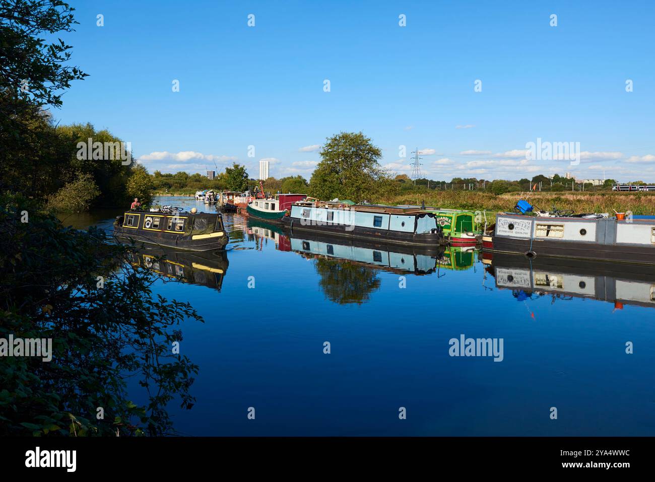La rivière Lea en automne sur les marais de Walthamstow, Londres Royaume-Uni, avec des péniches Banque D'Images