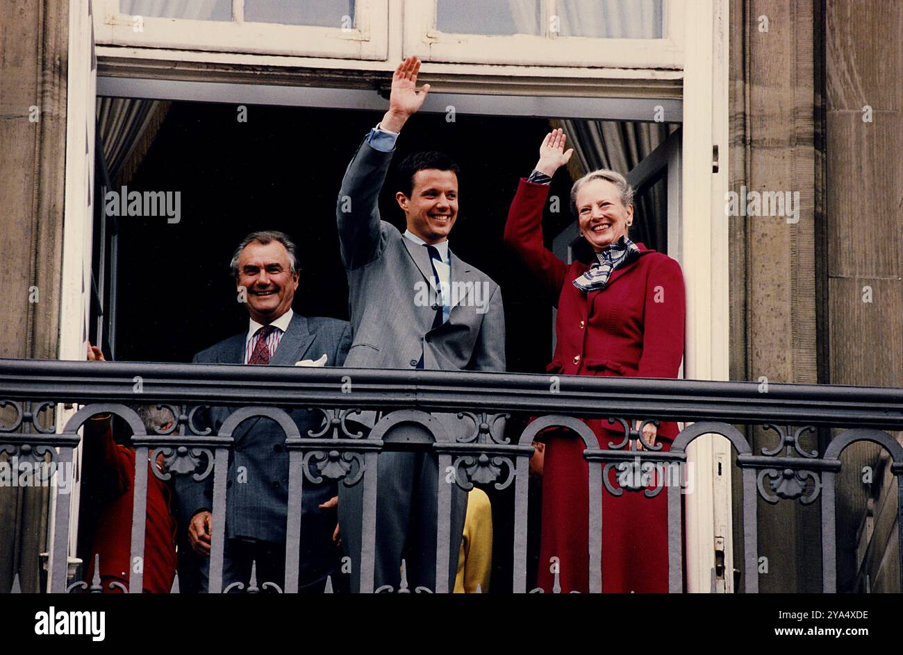 Copenhague / Danemark, 26 mai 198.  prince héritier Frederik compnay par sa mère la reine Margrethe et son père le prince Henrik (maintenant le défunt prix Henrik) saluant la nation à ses 30 ans d'anniversaire du Palais Amamlienborg à Copenhague. Photo de Francis Joseph Dean/Deanpictures. Banque D'Images