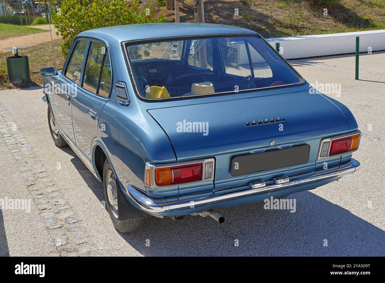 Vintage toyota Corolla est garée sur une rue pavée, mettant en valeur son design intemporel et évoquant la nostalgie d'une ère révolue des automobiles Banque D'Images