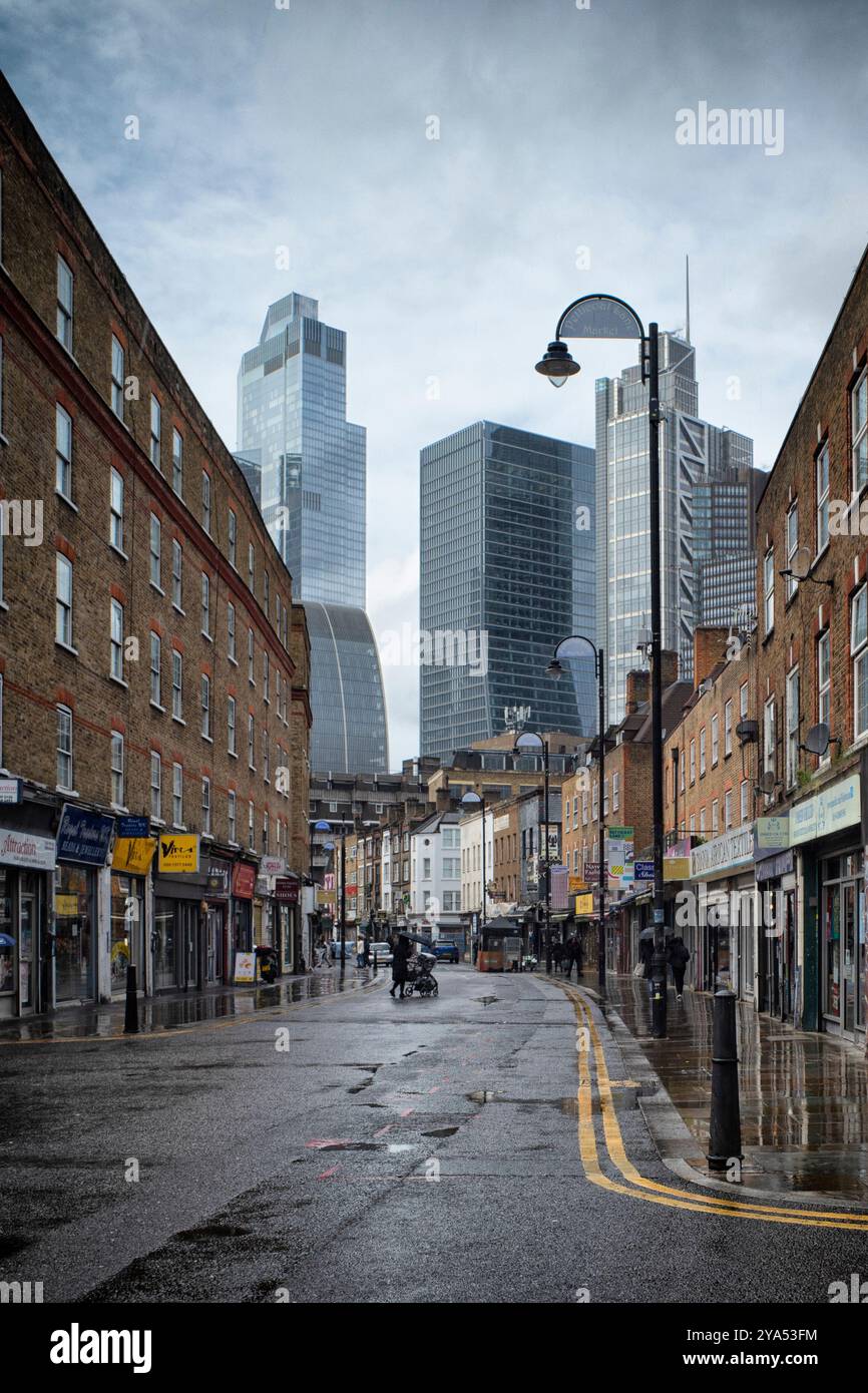 Wentworth Street, connu sous le nom de Petticoat Lane, un marché, tôt le matin avant que les stands ne soient installés en regardant vers la City de Londres Banque D'Images