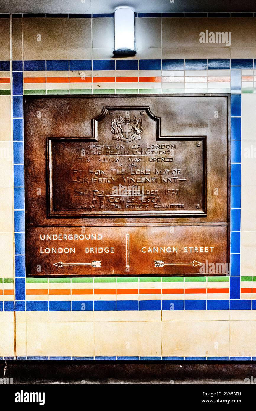 Métro construit en 1935 pour relier les rues environnantes avec l'entrée de Monument Underground Staiton dans la ville de Londres Banque D'Images