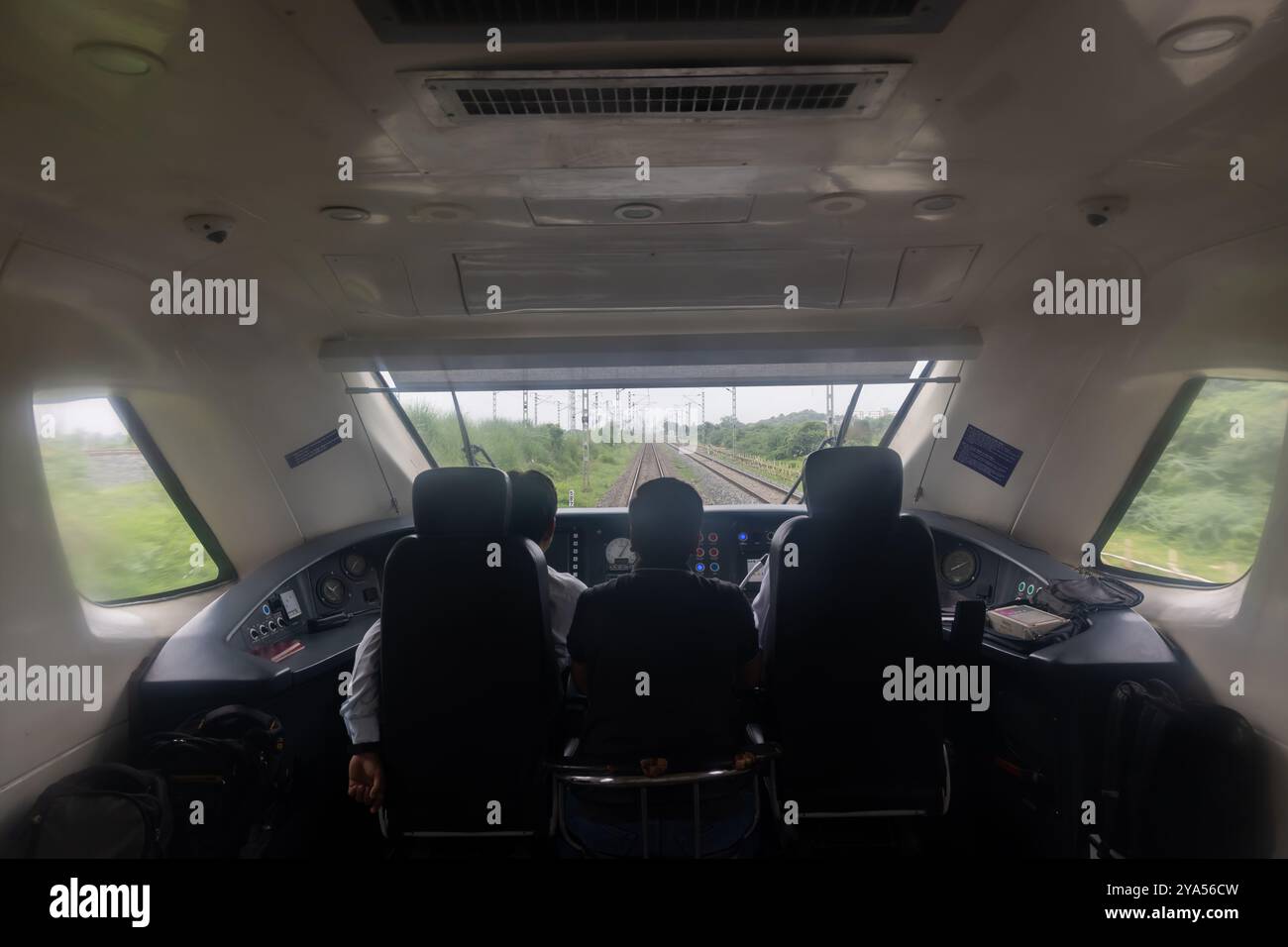 Cabine de conduite vue d'un train de passagers à grande vitesse pendant la journée avec Motion Blur image est prise de vande bharat ou train de chemin de fer indien à Abu Road St Banque D'Images