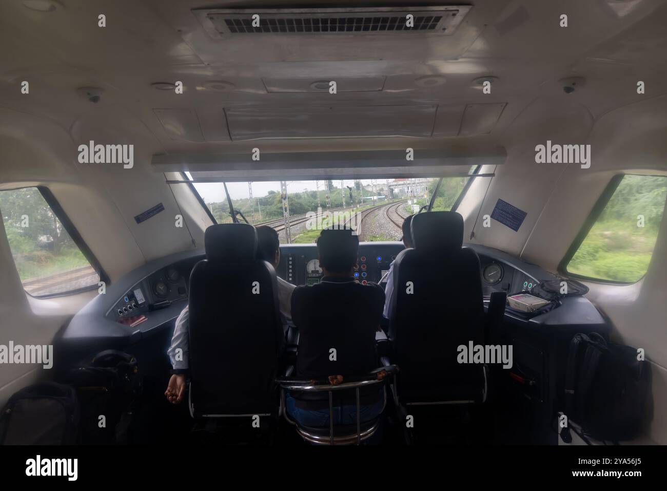 Cabine de conduite vue d'un train de passagers à grande vitesse pendant la journée avec Motion Blur image est prise de vande bharat ou train de chemin de fer indien à Abu Road St Banque D'Images