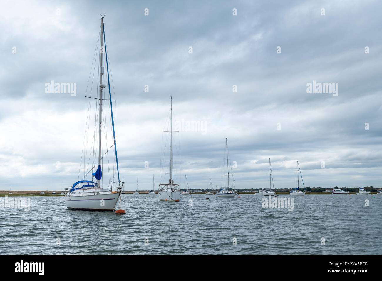 Voiliers amarrés à Keyhaven Lake, Keyhaven, Hampshire, Angleterre, Royaume-Uni Banque D'Images