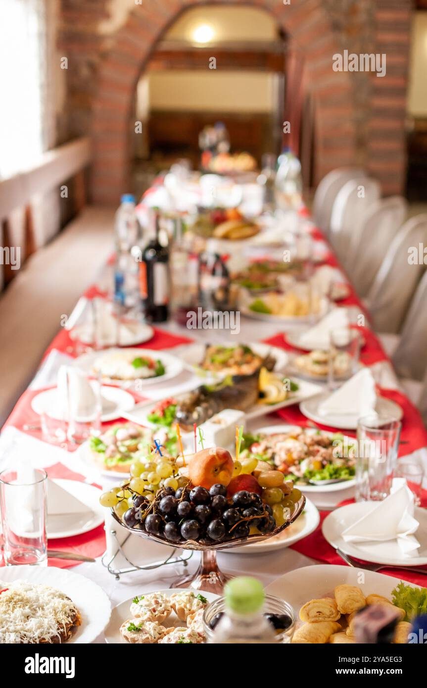 Somptueuse table de banquet avec plats exquis et produits frais. Banque D'Images