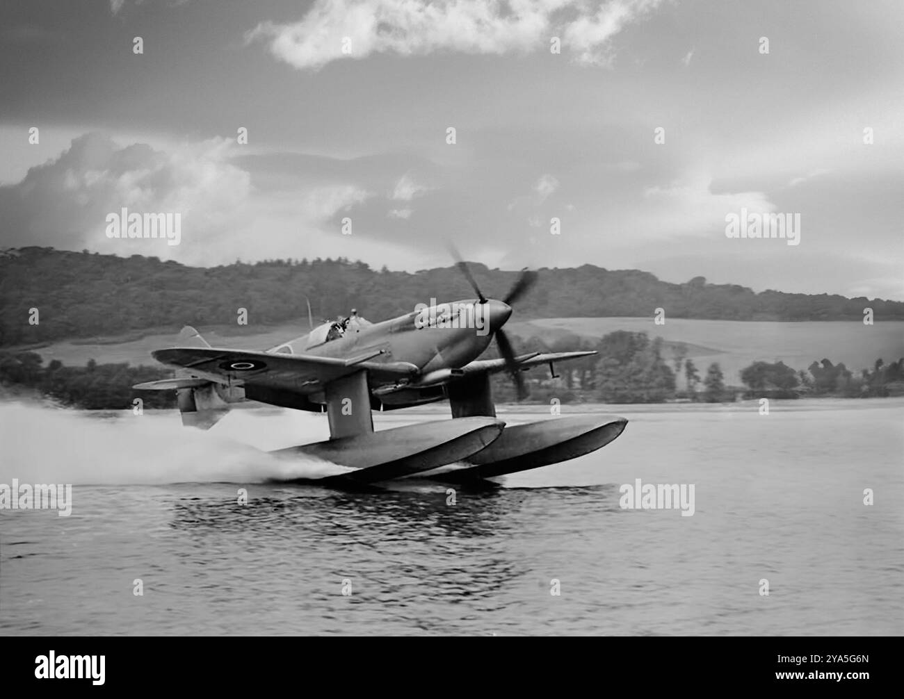L'hydravion Spitfire Mk VB, une idée ressuscitée après la déclaration de guerre contre le Japon en décembre 1941. La conception était similaire à celle d'un Spitfire Mk I précédemment converti créé pour opérer à partir de fjords après l'invasion de la Norvège par l'Allemagne en avril 1940, mais avec la reddition de la Norvège et des essais décevants, le concept a été abandonné. Équipé d'un Rolls-Royce Merlin 45 de 1 100 ch et d'une hélice à quatre pales, il a donné à l'avion une vitesse de pointe de 324 mph, une autonomie de 326 miles et un plafond de service de 33 400 pieds. Le prototype a effectué son premier vol le 12 octobre 1942. Banque D'Images
