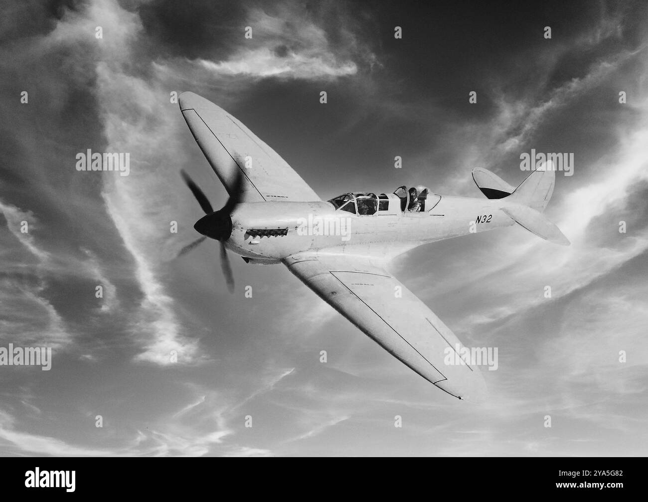 Le Supermarine Spitfire Mark VIII était un prototype d'entraîneur et considéré comme le plus beau Spitfire à voler. Le chasseur monoplace britannique a été utilisé par la Royal Air Force et d'autres pays alliés avant, pendant et après la première Guerre mondiale. Il a été le seul chasseur britannique produit en continu tout au long de la guerre, bien que dans de nombreuses marques (versions). Banque D'Images