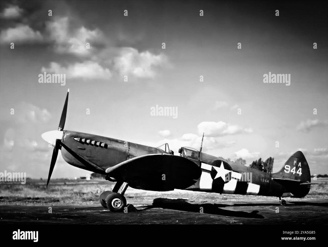 Le Supermarine Spitfire Mark XI piloté par un escadron de l'USAAF était une version de reconnaissance photographique similaire au Mk X, mais sans pressurisation de la cabine, diverses installations de caméras ont été installées, mais aucun armement. 471 Mark XI Spitfires ont été produits. Le chasseur monoplace britannique a été utilisé par la Royal Air Force et d'autres pays alliés avant, pendant et après la première Guerre mondiale. Il a été le seul chasseur britannique produit en continu tout au long de la guerre, bien que dans de nombreuses marques (versions). Banque D'Images