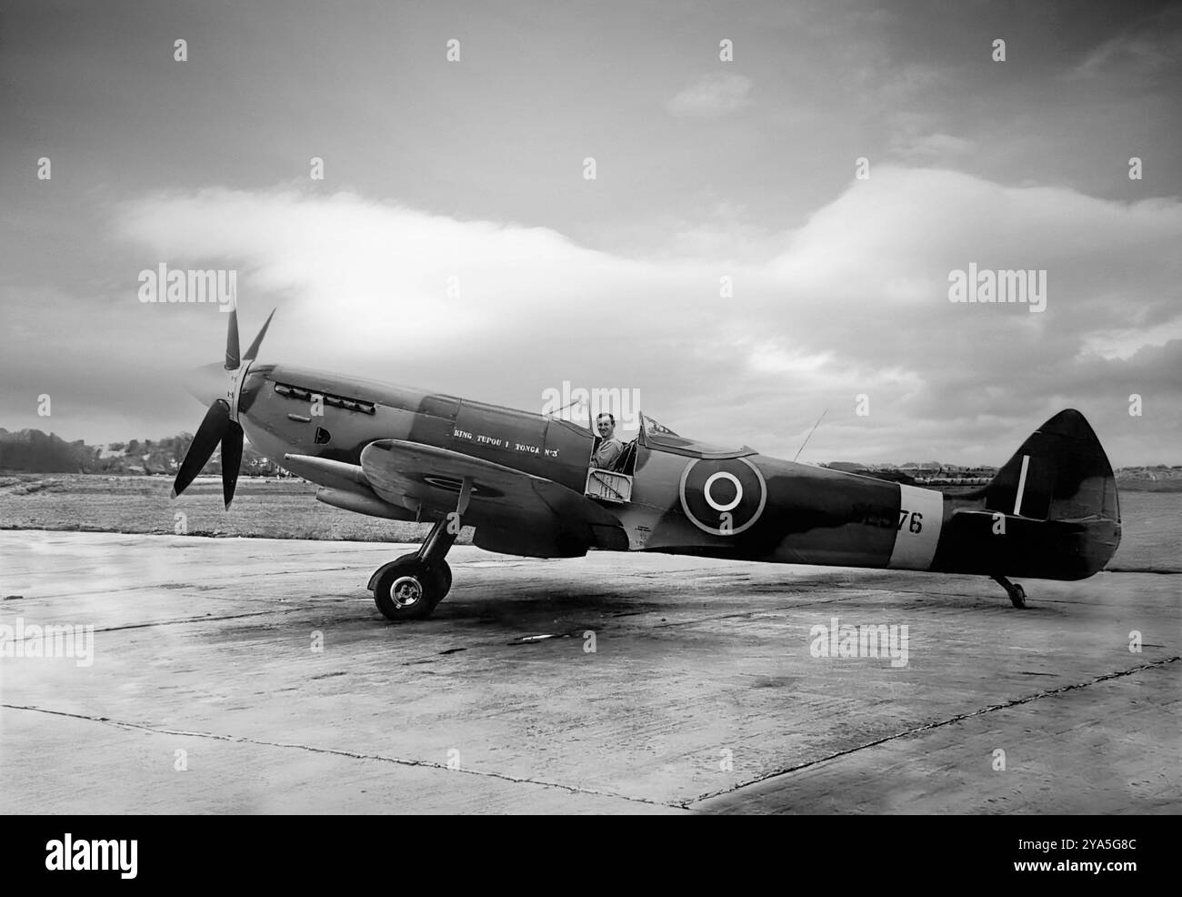 Le Supermarine Spitfire Mark XVI avait une version Packard construite en Amérique du Merlin 66 connue sous le nom de Merlin 266 avec une vis à air à quatre pales. Sur les 1 054 produits, ils ont été principalement utilisés dans le rôle de chasseur-bombardier en Europe. Le modèle illustré était apparemment un cadeau au roi Tupou des Tonga. Le chasseur monoplace britannique a été utilisé par la Royal Air Force et d'autres pays alliés avant, pendant et après la première Guerre mondiale. Il a été le seul chasseur britannique produit en continu tout au long de la guerre, bien que dans de nombreuses marques (versions). Banque D'Images