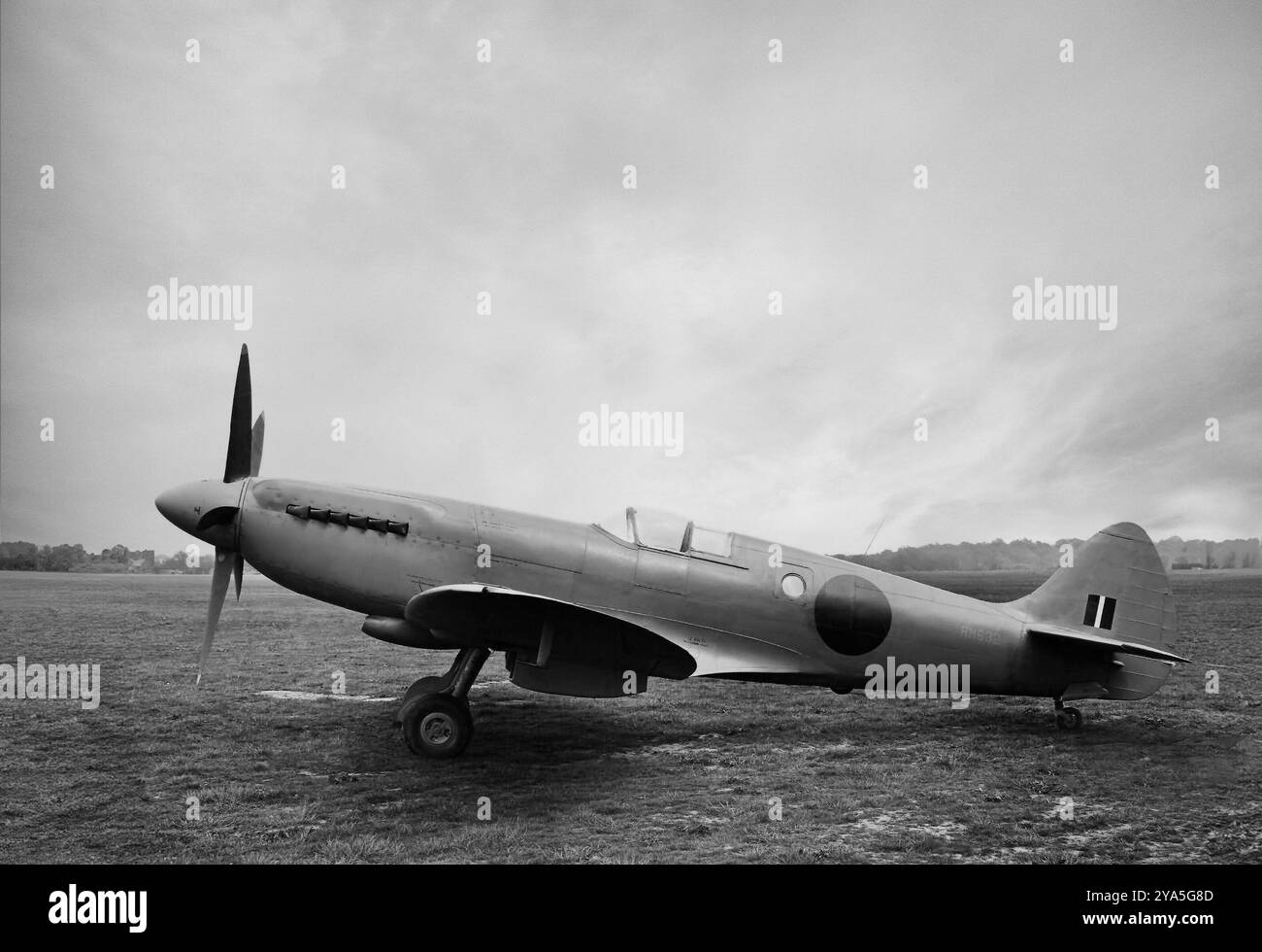 Le Supermarine Spitfire Mark XIX, une version de reconnaissance photographique, était une variante PR pressurisée du Mk XIV avec un capot en larme, dont beaucoup étaient équipés de la pressurisation de la cabine. Aucun armement n'a été installé. 225 de cette marque ont été produites et c'est un XIX qui a volé la dernière sortie Spitfire avec le R.A.F. en 1954. Le chasseur monoplace britannique a été utilisé par la Royal Air Force et d'autres pays alliés avant, pendant et après la première Guerre mondiale. Il a été le seul chasseur britannique produit en continu tout au long de la guerre, bien que dans de nombreuses marques (versions). Banque D'Images