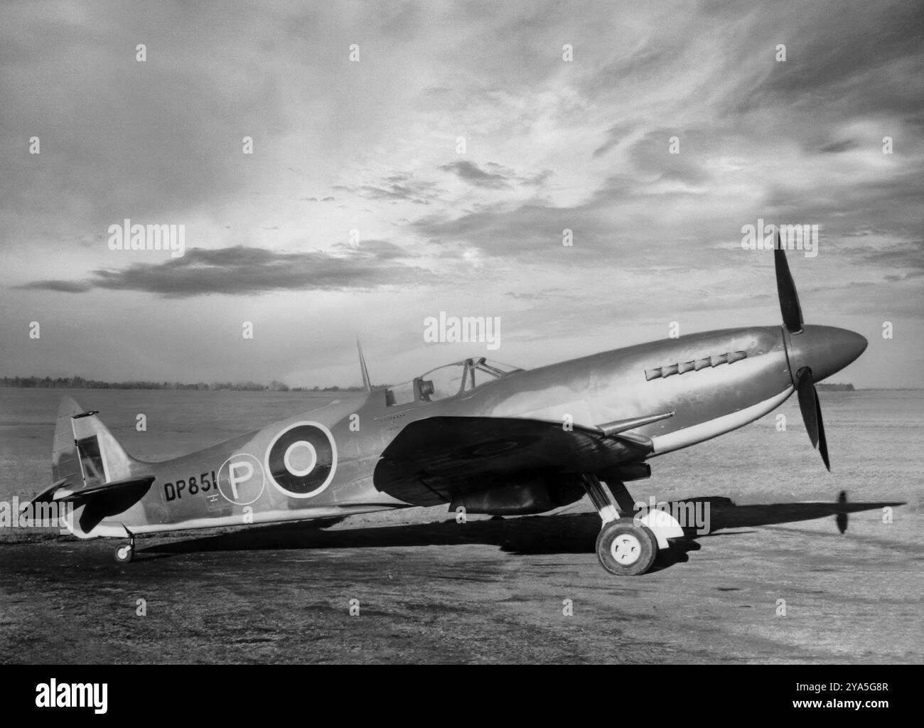 Le Supermarine Spitfire, un chasseur monoplace britannique utilisé par la Royal Air Force et d'autres pays alliés avant, pendant et après la première Guerre mondiale, était le seul chasseur britannique produit en continu tout au long de la guerre. Un Spitfire Mk 21 sur lequel l'aile elliptique a cédé la place à une aile plus forte avec des bouts émoussés et des changements aux volets et ailerons. Le fuselage a été redessiné et avec la cellule plus lourde, les roues plus robustes ont été entièrement recouvertes par les portes du train d'atterrissage en vol. Le moteur Griffon 61 ou 64 avait un propulseur à cinq pales, bien que quelques-uns aient été équipés du Griffon 85 wi Banque D'Images Le Supermarine Spitfire, un chasseur monoplace britannique utilisé par la Royal Air Force et d'autres pays alliés avant, pendant et après la première Guerre mondiale, était le seul chasseur britannique produit en continu tout au long de la guerre. Un Spitfire Mk 21 sur lequel l'aile elliptique a cédé la place à une aile plus forte avec des bouts émoussés et des changements aux volets et ailerons. Le fuselage a été redessiné et avec la cellule plus lourde, les roues plus robustes ont été entièrement recouvertes par les portes du train d'atterrissage en vol. Le moteur Griffon 61 ou 64 avait un propulseur à cinq pales, bien que quelques-uns aient été équipés du Griffon 85 wi Banque D'Images
