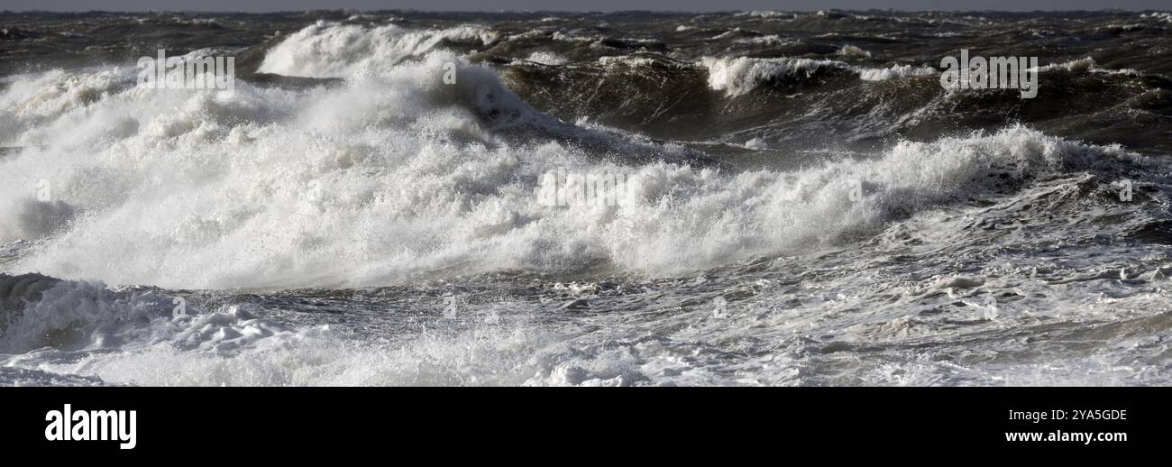 Vagues de mer agitées sur la côte sud, Angleterre, Royaume-Uni Banque D'Images
