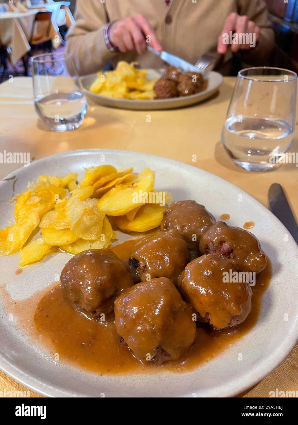 Boulettes de viande avec pommes de terre frites. Espagne. Banque D'Images