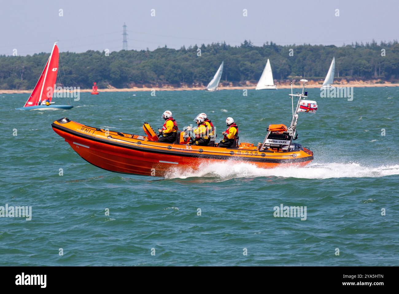 Cowes Lifeboat, Atlantique 85 classe Sheena Louise en action dans le Solent pendant la Cowes week 2024 Banque D'Images