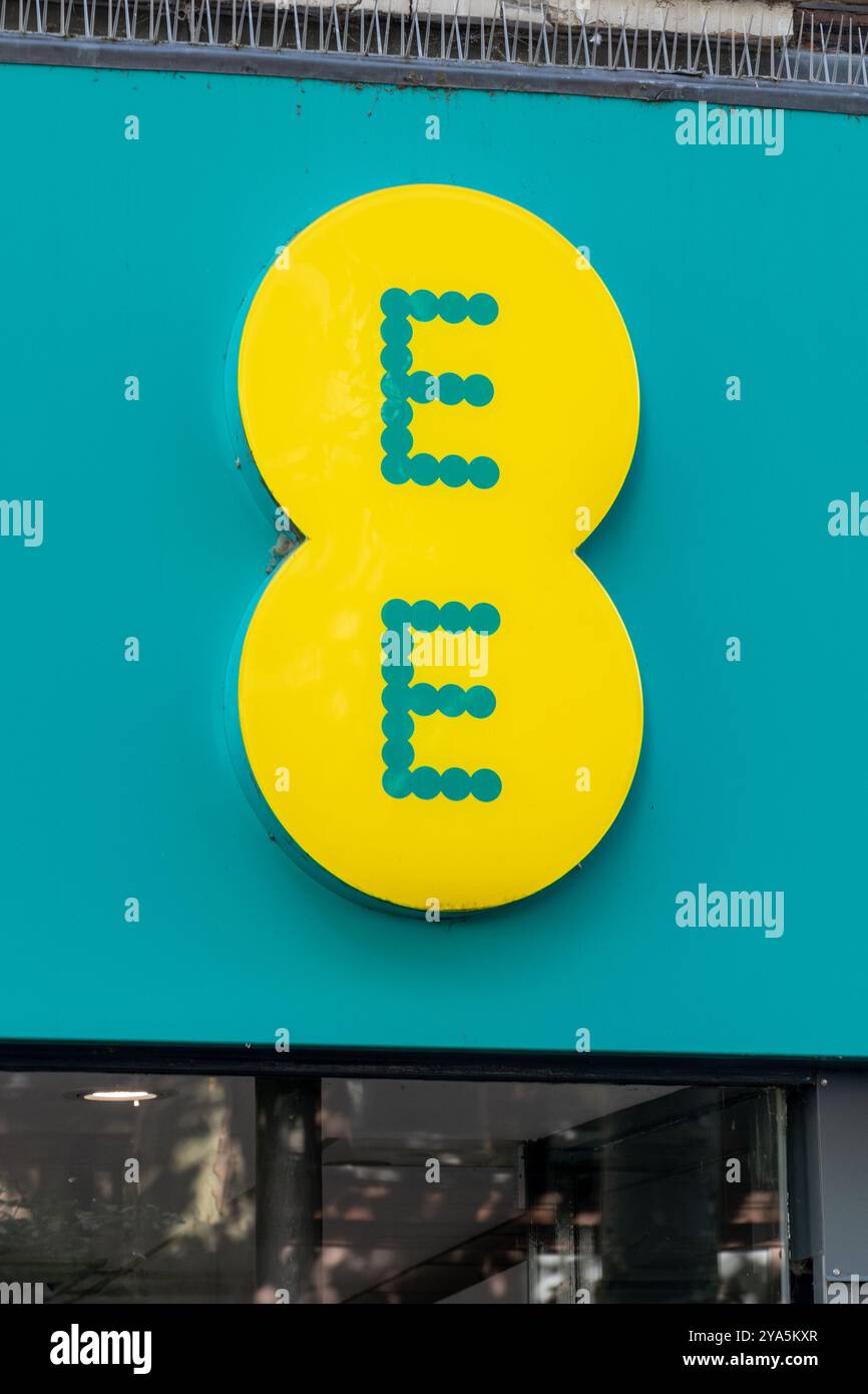 Logo EE sur une succursale de rue élevée du magasin de téléphonie mobile, Angleterre, Royaume-Uni Banque D'Images