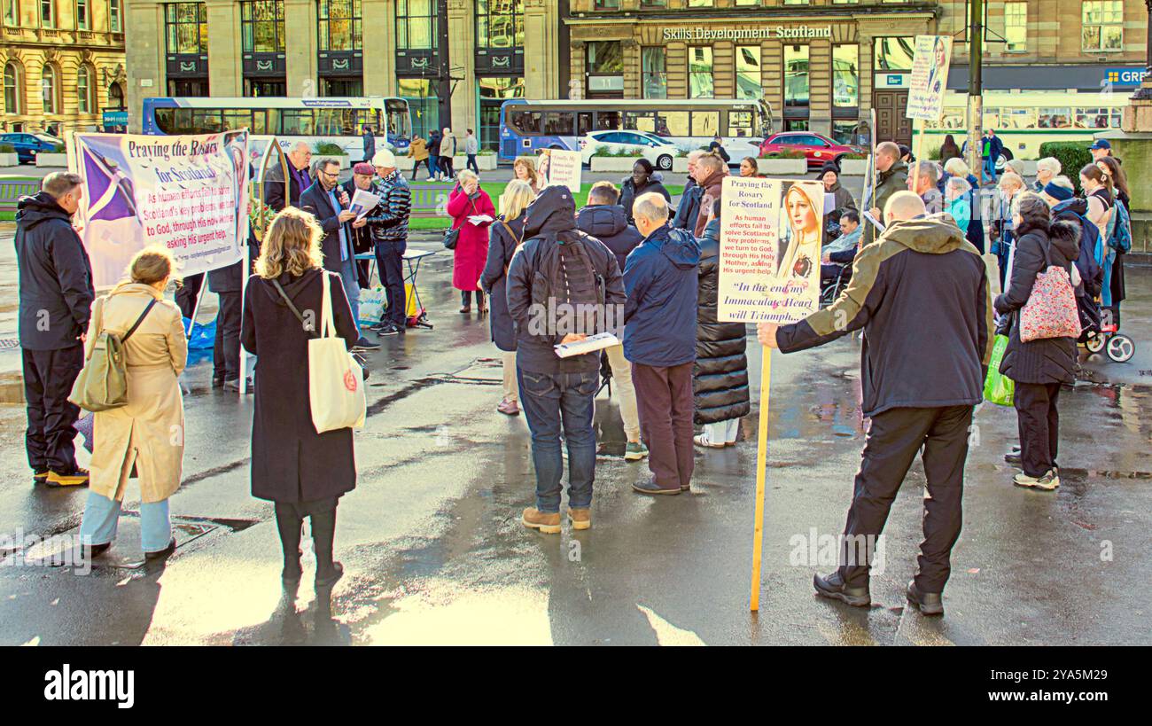 Glasgow, Écosse, Royaume-Uni. 12 octobre 2024. Rosaire public annuel (Glasgow) pour la réparation et la conversion ou rassemblement du Rosaire d'Écosse pour notre Dame de Fatima a eu lieu aujourd'hui à george Square une partie du programme pour la parole du chapelet dans par les catholiques d'Écosse. Crédit Gerard Ferry /Alamy Live News Banque D'Images