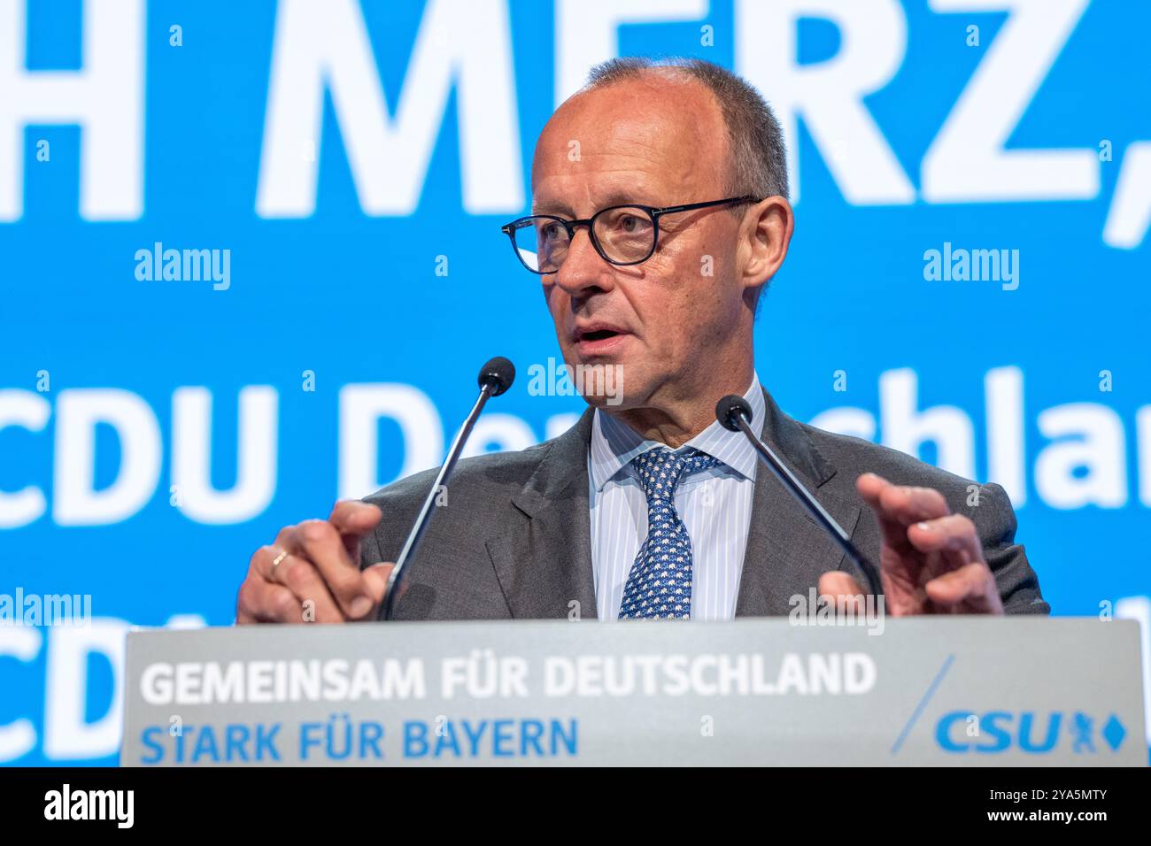 Augsbourg, Bavière, Allemagne - 12 octobre 2024 : Conférence du Parti de la CSU (Union chrétienne-sociale de Bavière) à Augsbourg. Candidat chancelier de la CDU Friedrich Merz comme invité, sur scène **** Parteitag der CSU (Union Christlich-Soziale du Bayern) à Augsbourg. Kanzlerkanidat der CDU Friedrich Merz zu Gast, Auf der Bühne crédit : MB NEWS/Alamy Live News Banque D'Images