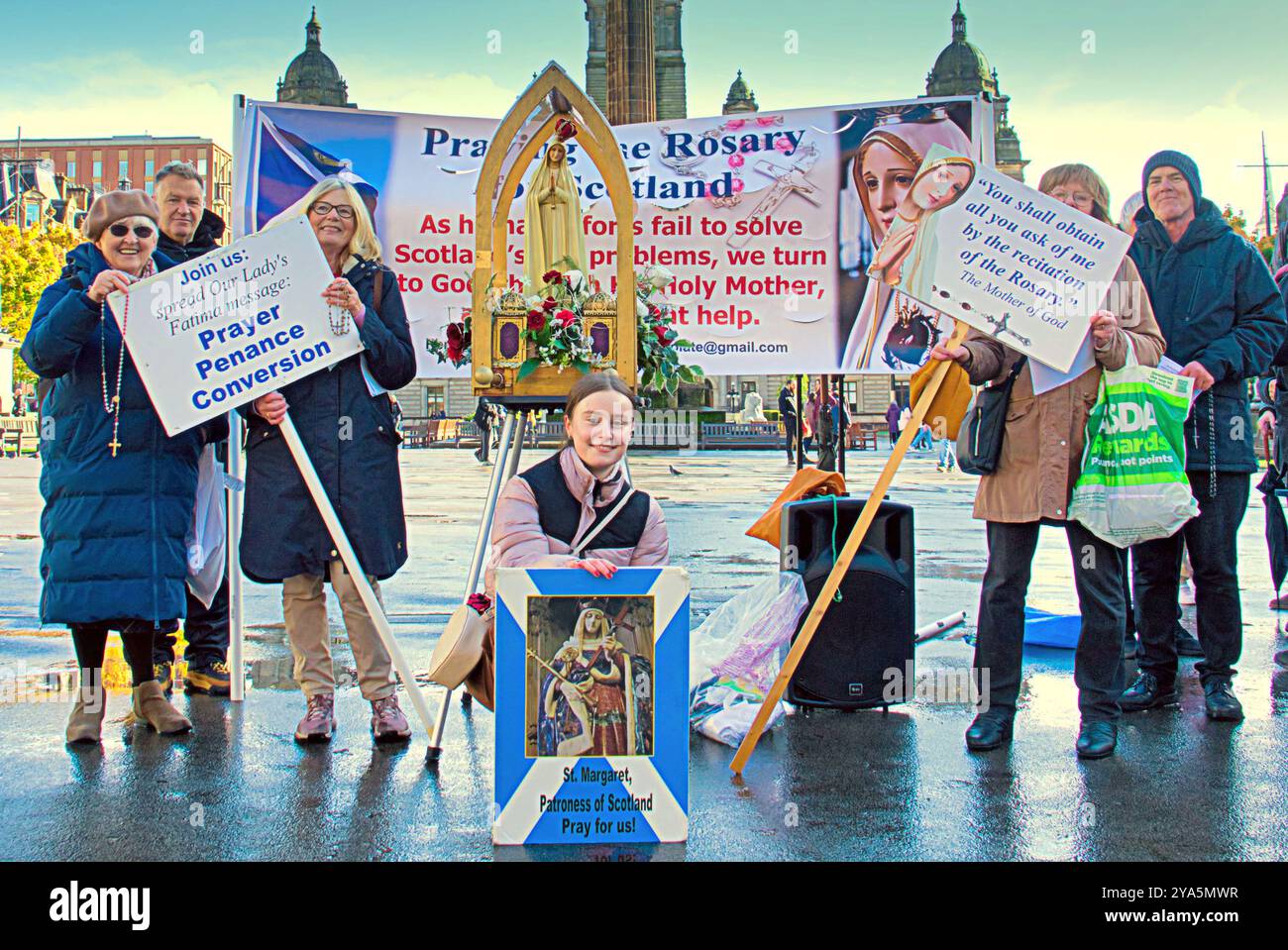 Glasgow, Écosse, Royaume-Uni. 12 octobre 2024. Rosaire public annuel (Glasgow) pour la réparation et la conversion ou rassemblement du Rosaire d'Écosse pour notre Dame de Fatima a eu lieu aujourd'hui à george Square une partie du programme pour la parole du chapelet dans par les catholiques d'Écosse. Crédit Gerard Ferry /Alamy Live News Banque D'Images