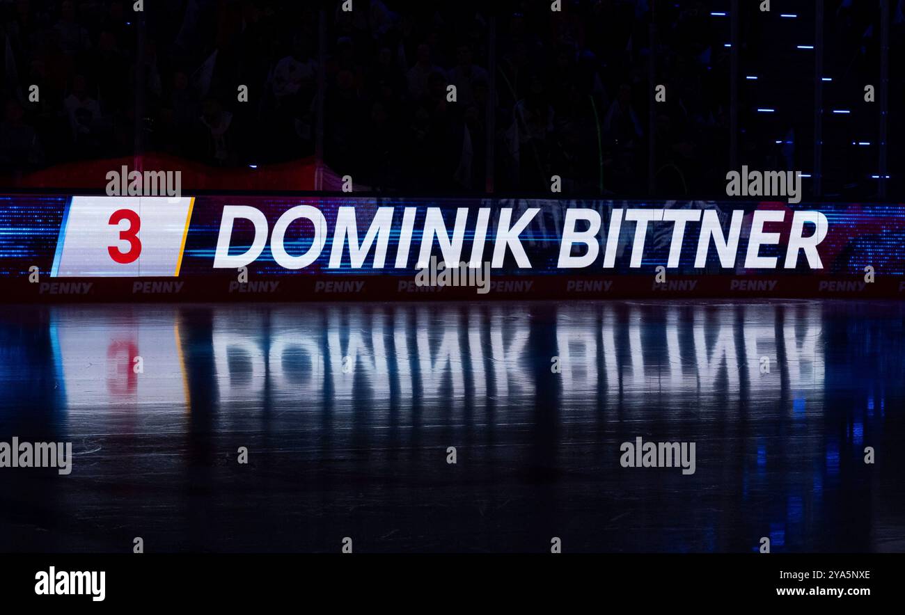 Schriftzug und Nummer an LED - Werbebande mit Spielelung auf dem Eis BEI der Mannschaftsvorstellung von Dominik Bittner (EHC Red Bull Muenchen, #3) GER, EHC Red Bull Muenchen gegen Duesseldorfer EG, Eishockey, DEL, 8. Spieltag, saison 2024/2025, 11.10.2024. Foto : Eibner-Pressefoto/Heike Feiner Banque D'Images