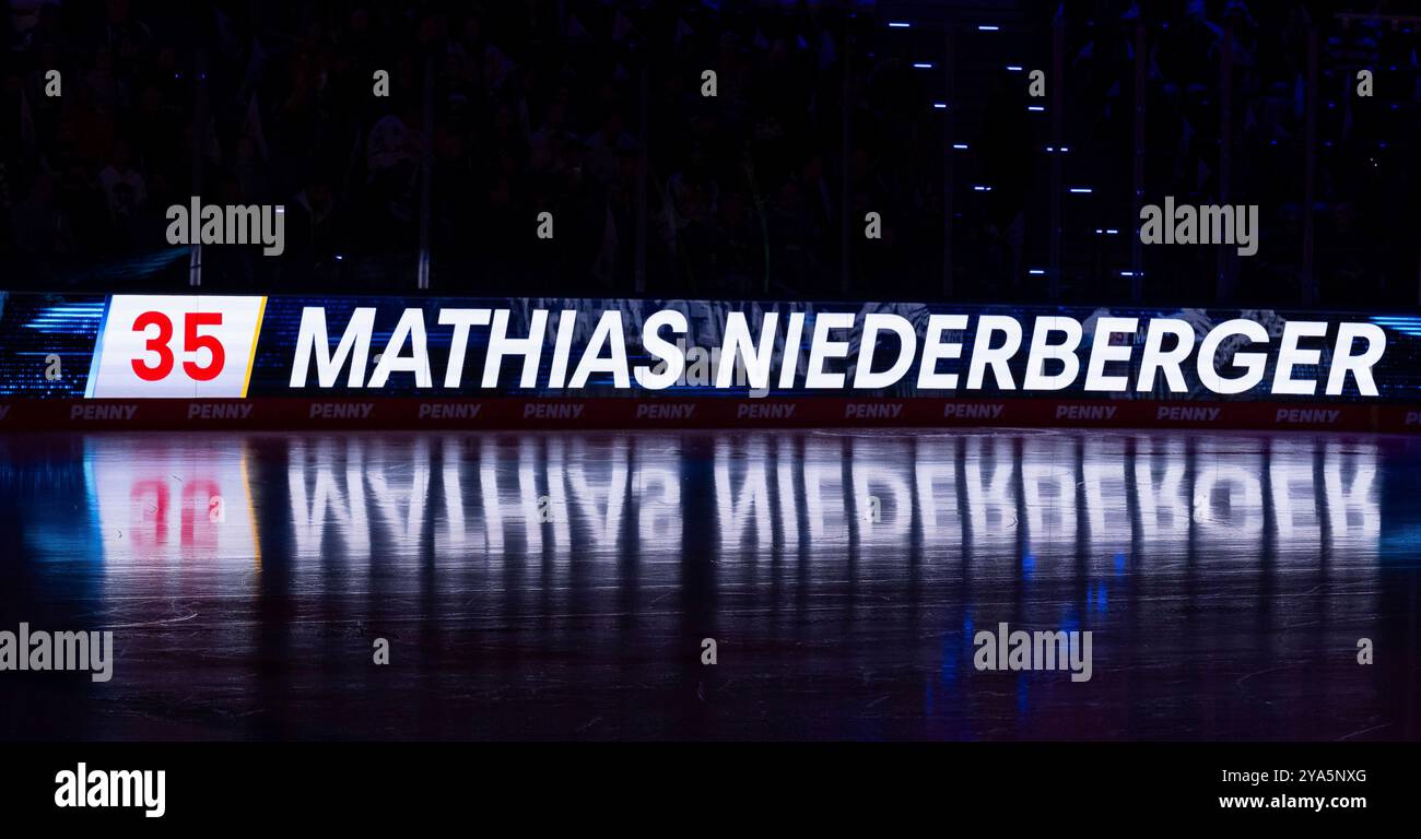 Schriftzug und Nummer an LED - Werbebande mit Spielelung auf dem Eis BEI der Mannschaftsvorstellung von Mathias Niederberger (Torwart, EHC Red Bull Muenchen, #35) GER, EHC Red Bull Muenchen gegen Duesseldorfer EG, Eishockey, DEL, 8. Spieltag, saison 2024/2025, 11.10.2024. Foto : Eibner-Pressefoto/Heike Feiner Banque D'Images