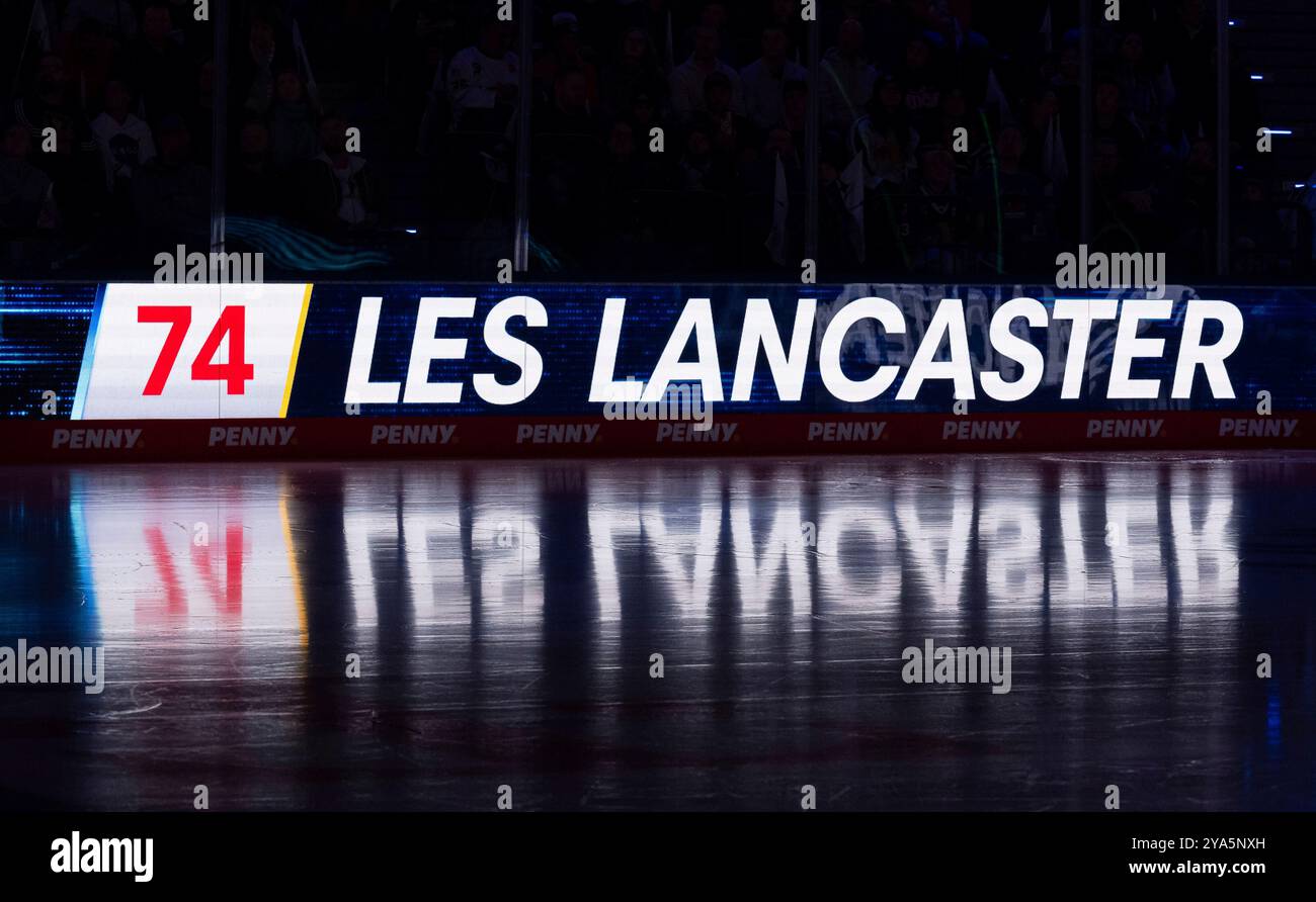 Schriftzug und Nummer an LED - Werbebande mit Spielelung auf dem Eis BEI der Mannschaftsvorstellung von les Lancaster (EHC Red Bull Muenchen, #74) GER, EHC Red Bull Muenchen gegen Duesseldorfer EG, Eishockey, DEL, 8. Spieltag, saison 2024/2025, 11.10.2024. Foto : Eibner-Pressefoto/Heike Feiner Banque D'Images
