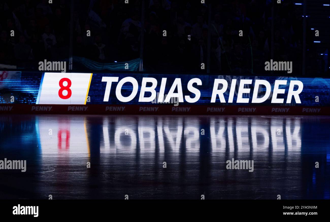 Schriftzug und Nummer an LED - Werbebande mit Spielelung auf dem Eis BEI der Mannschaftsvorstellung von Tobias Rieder (EHC Red Bull Muenchen, #8) GER, EHC Red Bull Muenchen gegen Duesseldorfer EG, Eishockey, DEL, 8. Spieltag, saison 2024/2025, 11.10.2024. Foto : Eibner-Pressefoto/Heike Feiner Banque D'Images