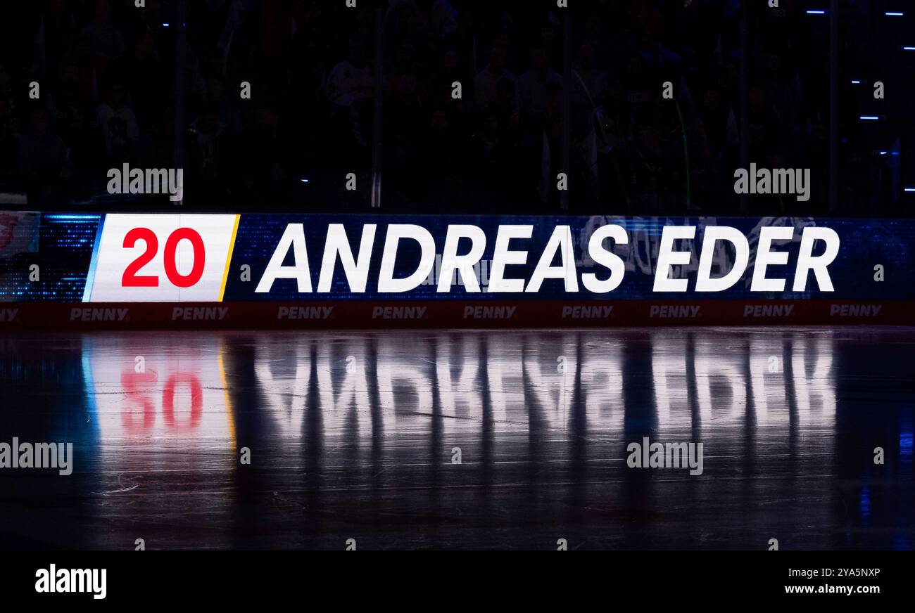 Schriftzug und Nummer an LED - Werbebande mit Spielelung auf dem Eis BEI der Mannschaftsvorstellung von Andreas Eder (EHC Red Bull Muenchen, #20) GER, EHC Red Bull Muenchen gegen Duesseldorfer EG, Eishockey, DEL, 8. Spieltag, saison 2024/2025, 11.10.2024. Foto : Eibner-Pressefoto/Heike Feiner Banque D'Images