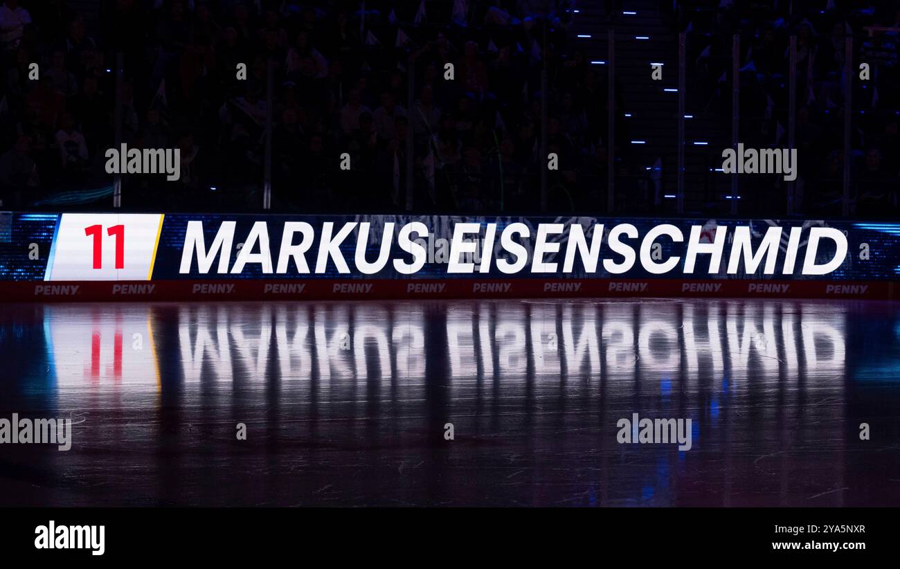 Schriftzug und Nummer an LED - Werbebande mit Spielelung auf dem Eis BEI der Mannschaftsvorstellung von Markus Eisenschmid (EHC Red Bull Muenchen, #11) GER, EHC Red Bull Muenchen gegen Duesseldorfer EG, Eishockey, DEL, 8. Spieltag, saison 2024/2025, 11.10.2024. Foto : Eibner-Pressefoto/Heike Feiner Banque D'Images